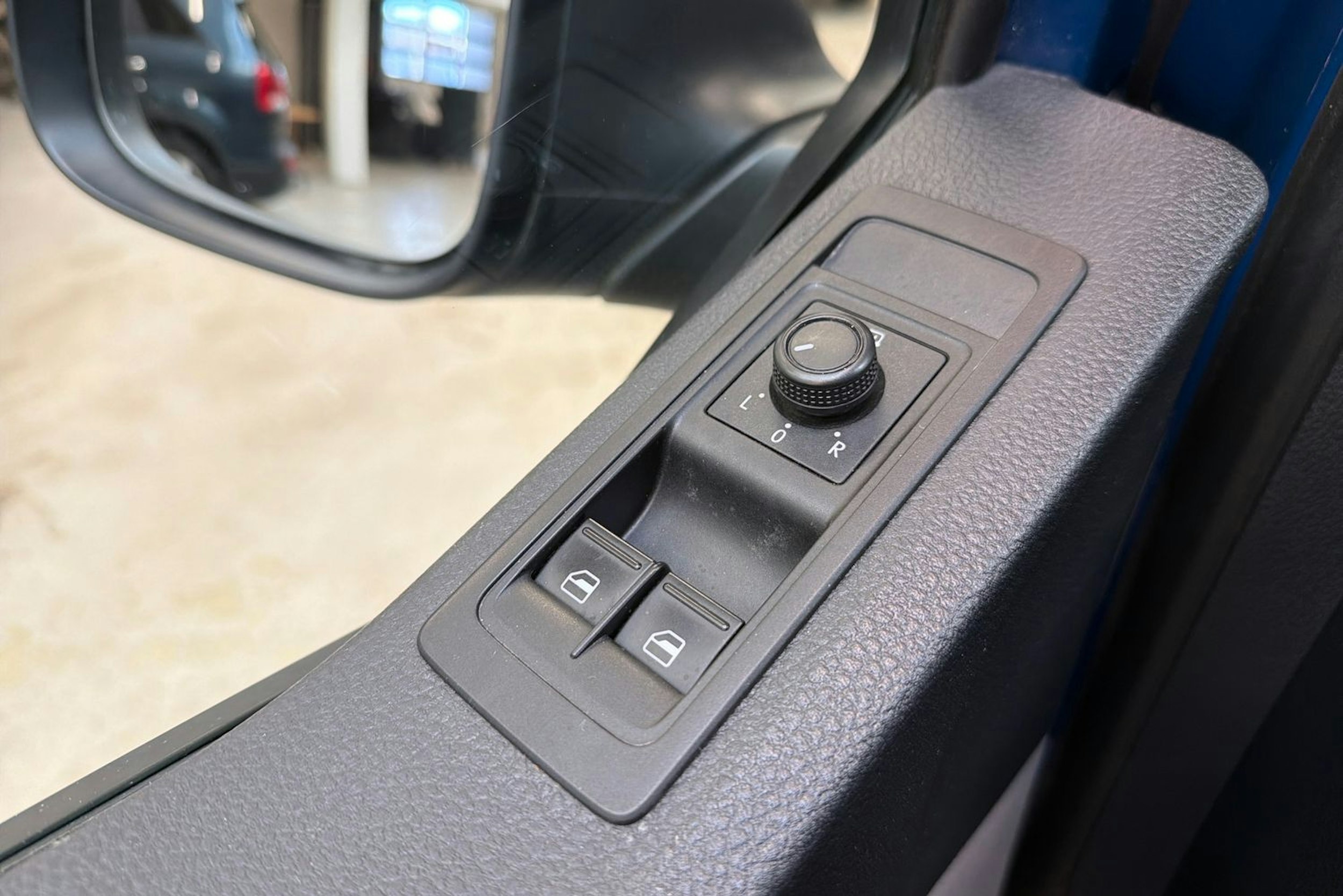 sininen Volkswagen Transporter 2019 kuva 17.
