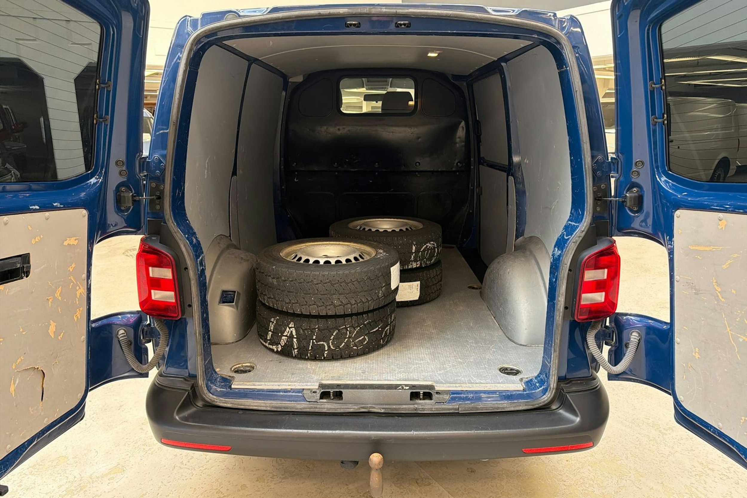 sininen Volkswagen Transporter 2019 kuva 20.