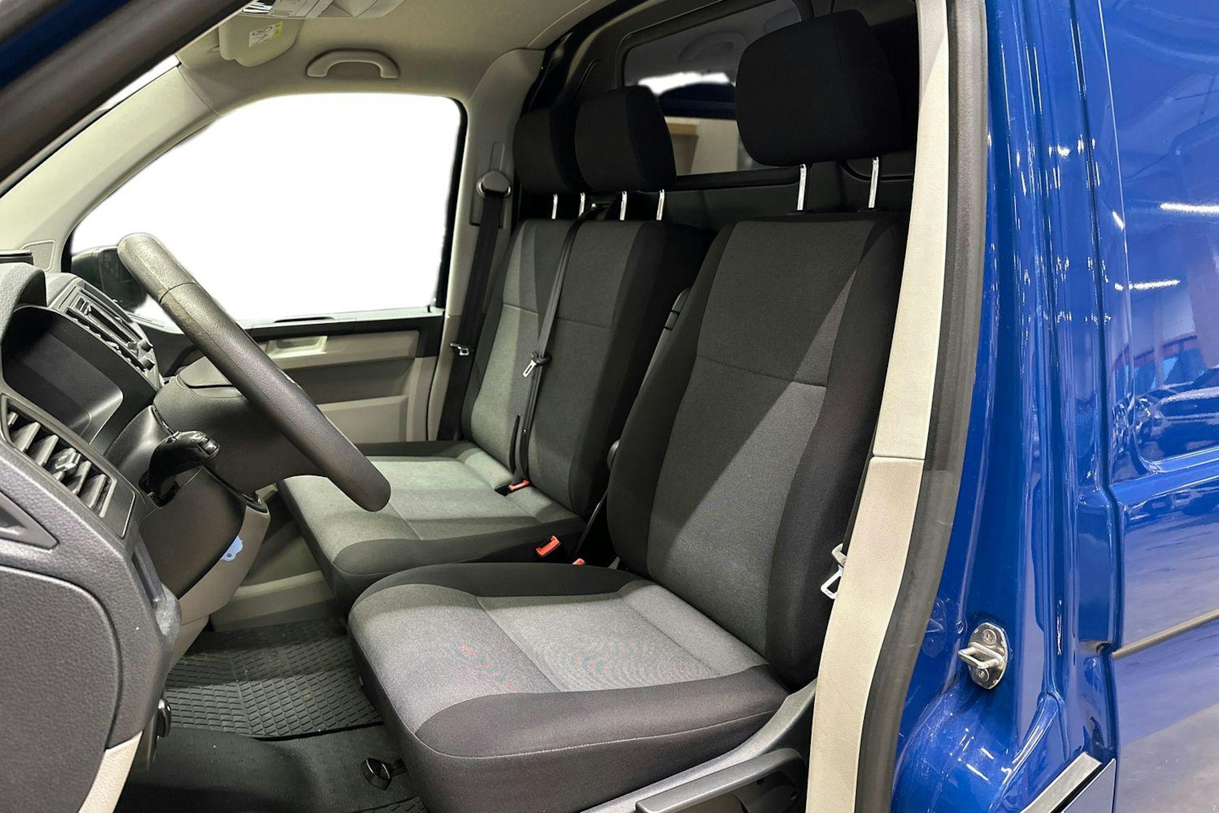 sininen Volkswagen Transporter 2019 kuva 8.