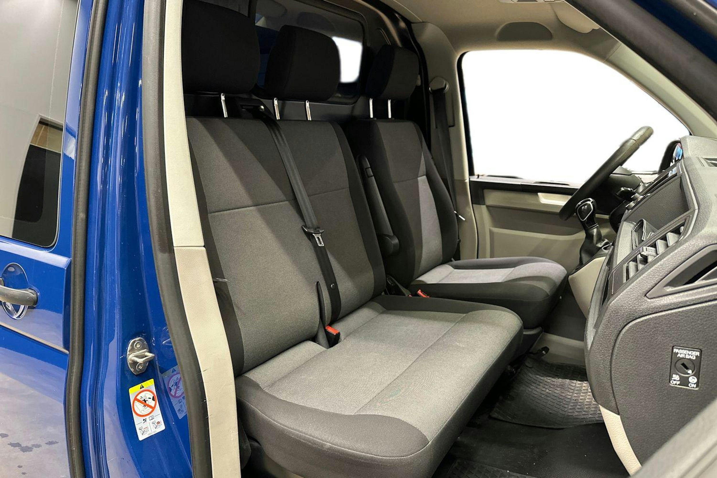 sininen Volkswagen Transporter 2019 kuva 11.