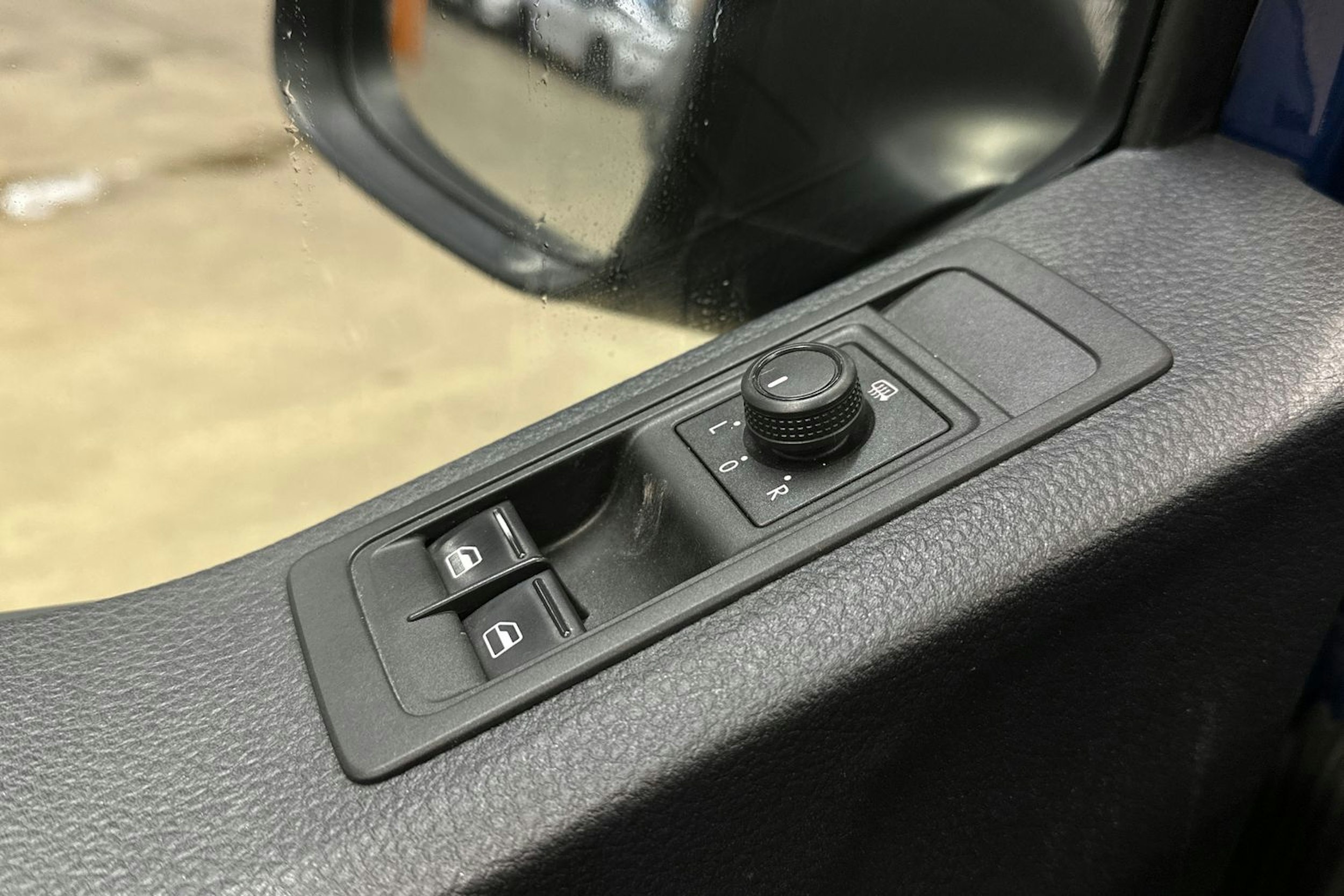 sininen Volkswagen Transporter 2019 kuva 13.