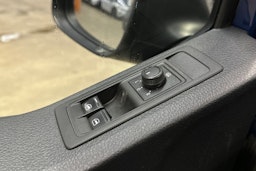 sininen Volkswagen Transporter 2019 kuva 13.