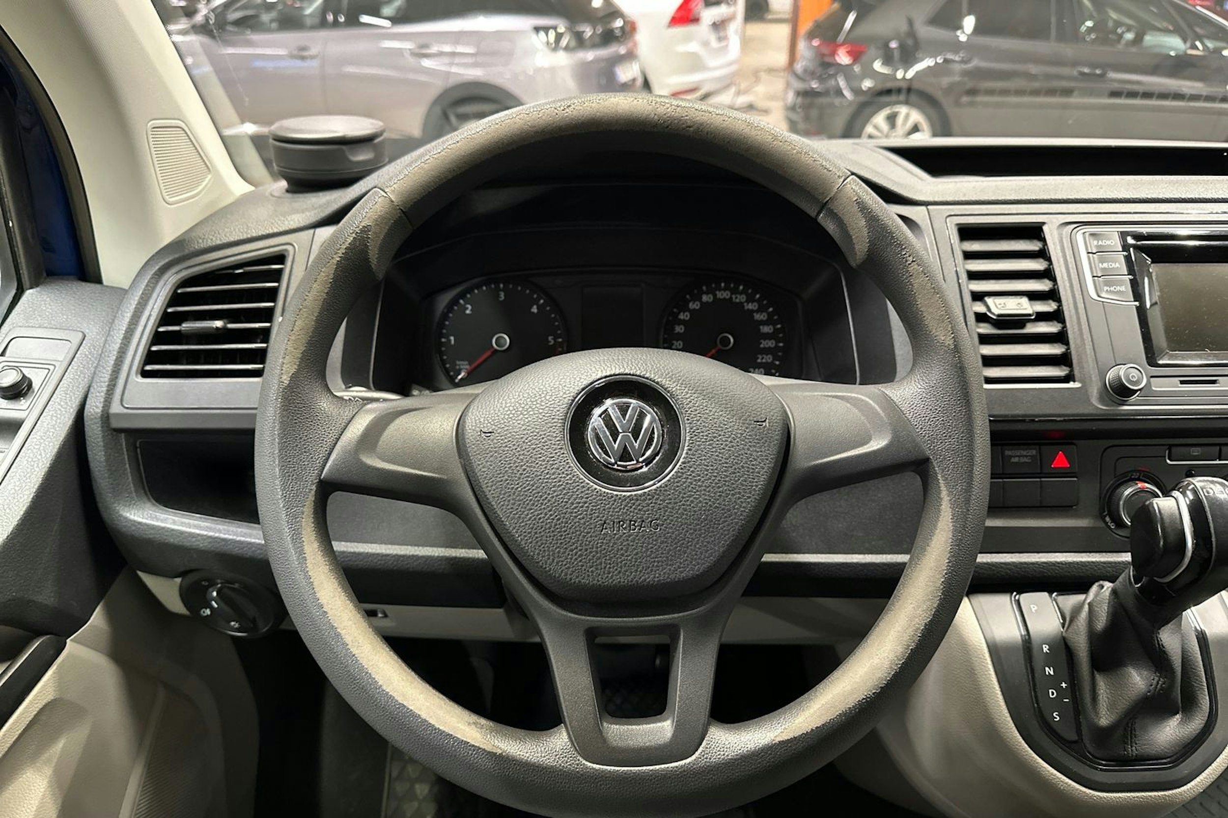 sininen Volkswagen Transporter 2019 kuva 17.