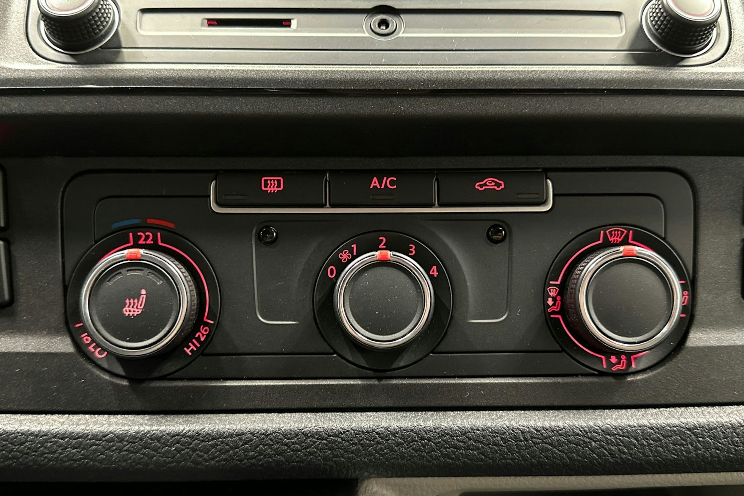 sininen Volkswagen Transporter 2019 kuva 22.