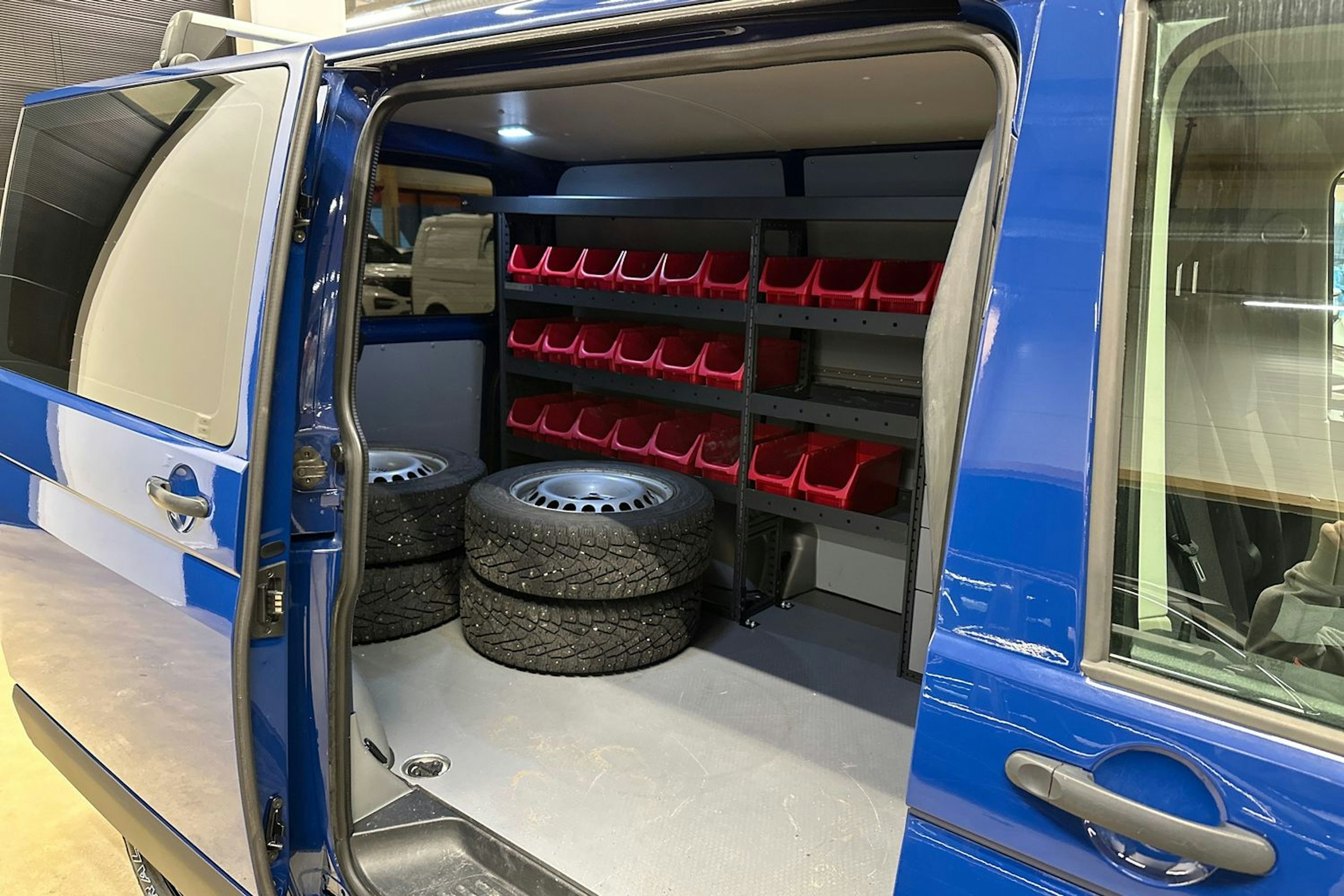 sininen Volkswagen Transporter 2019 kuva 26.