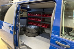 sininen Volkswagen Transporter 2019 kuva 26.