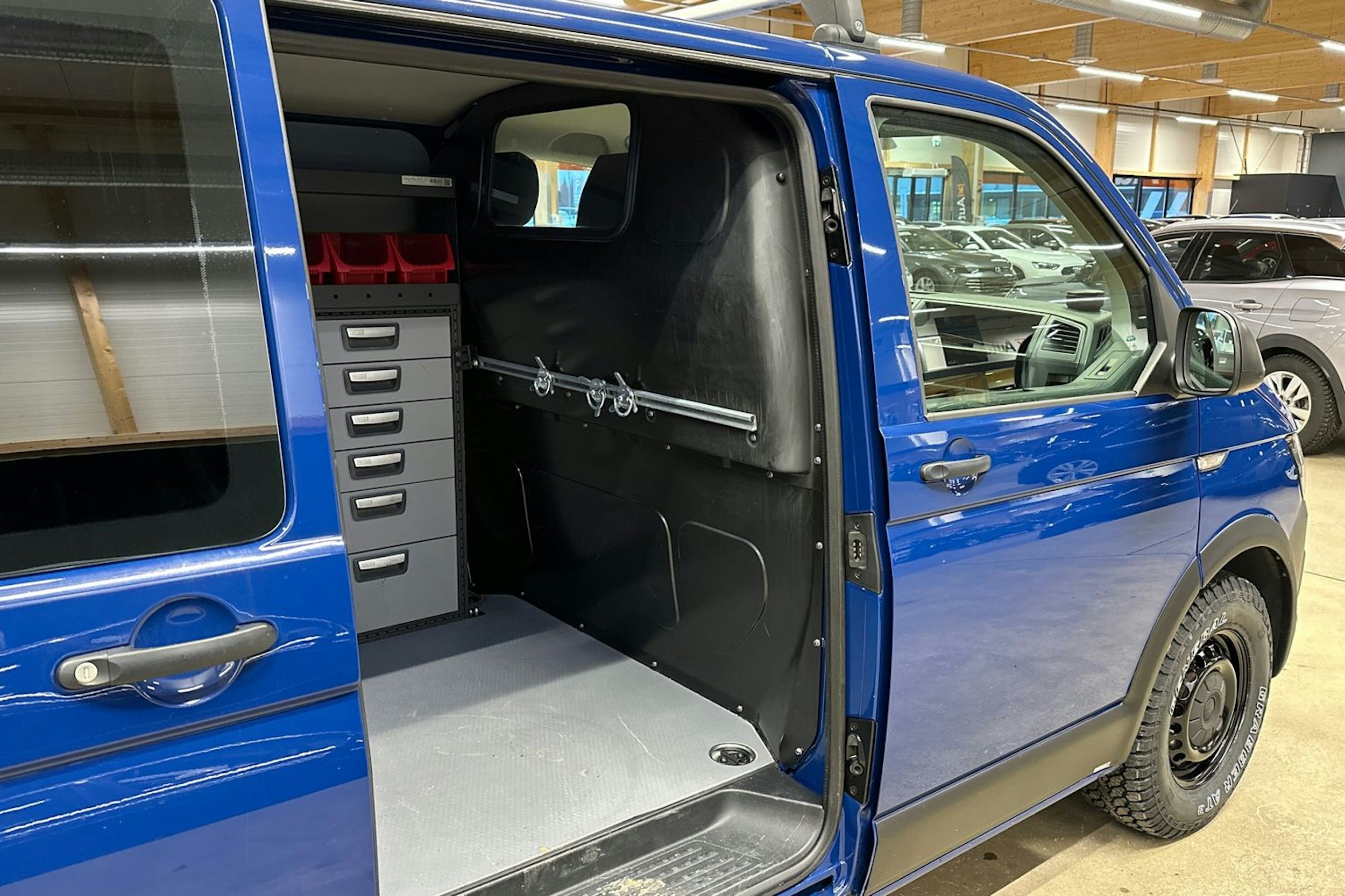 sininen Volkswagen Transporter 2019 kuva 27.