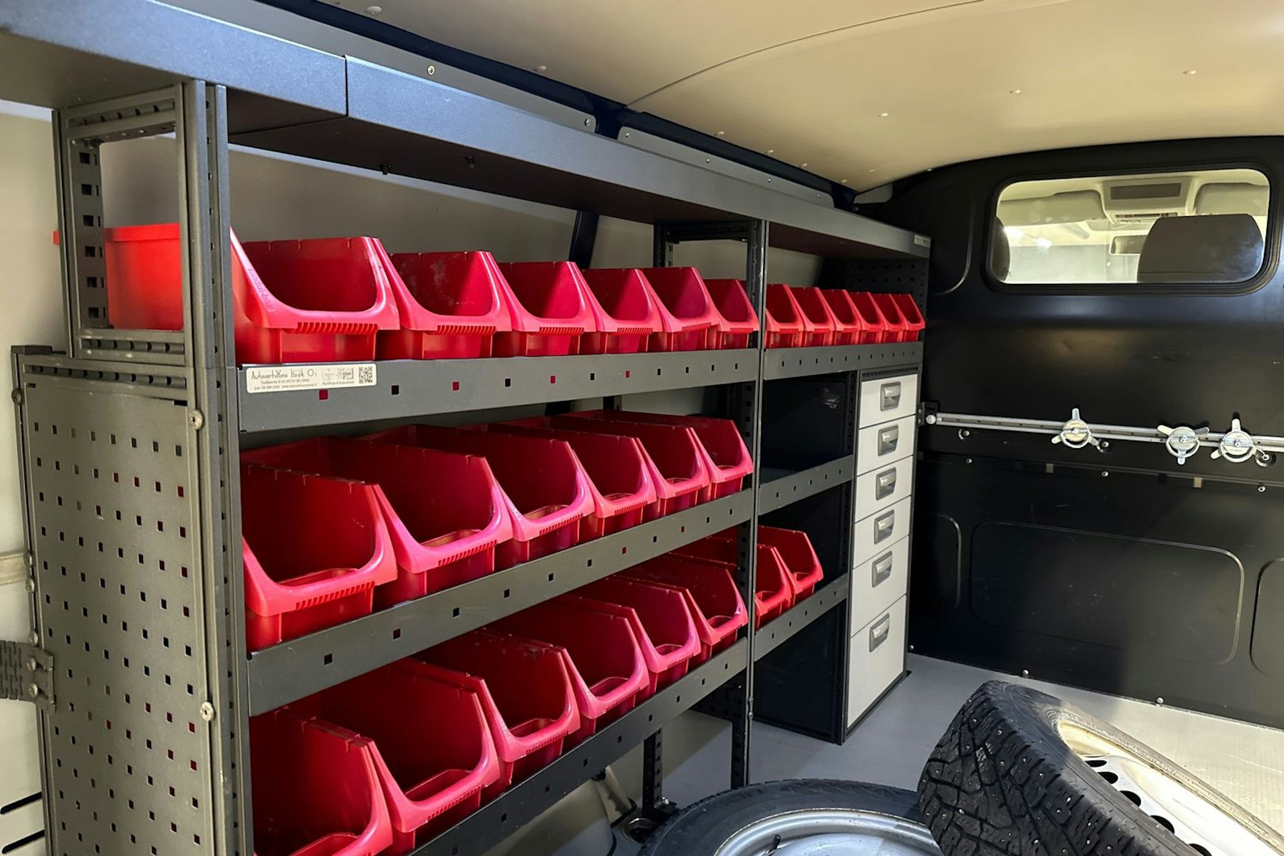 sininen Volkswagen Transporter 2019 kuva 29.