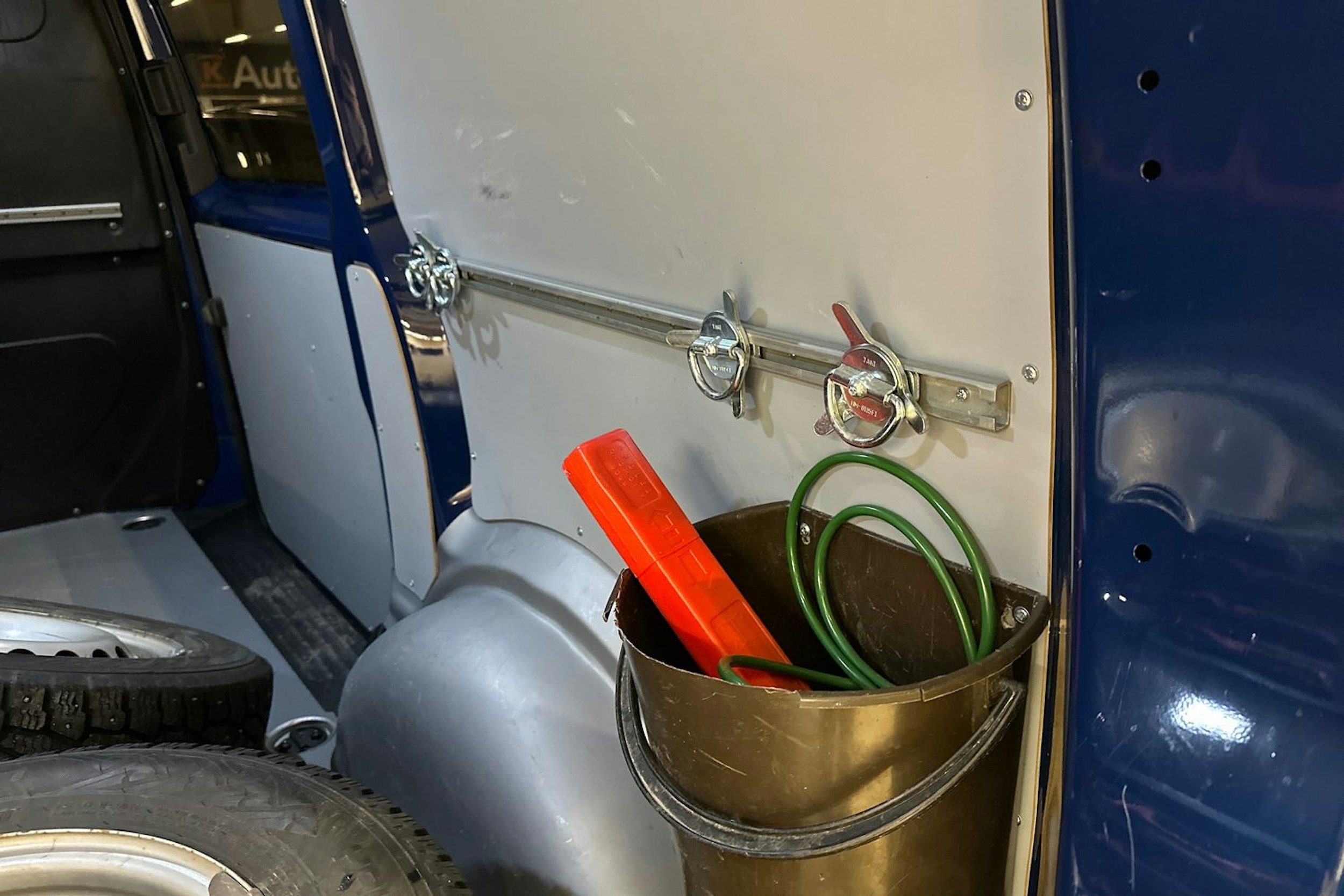 sininen Volkswagen Transporter 2019 kuva 30.