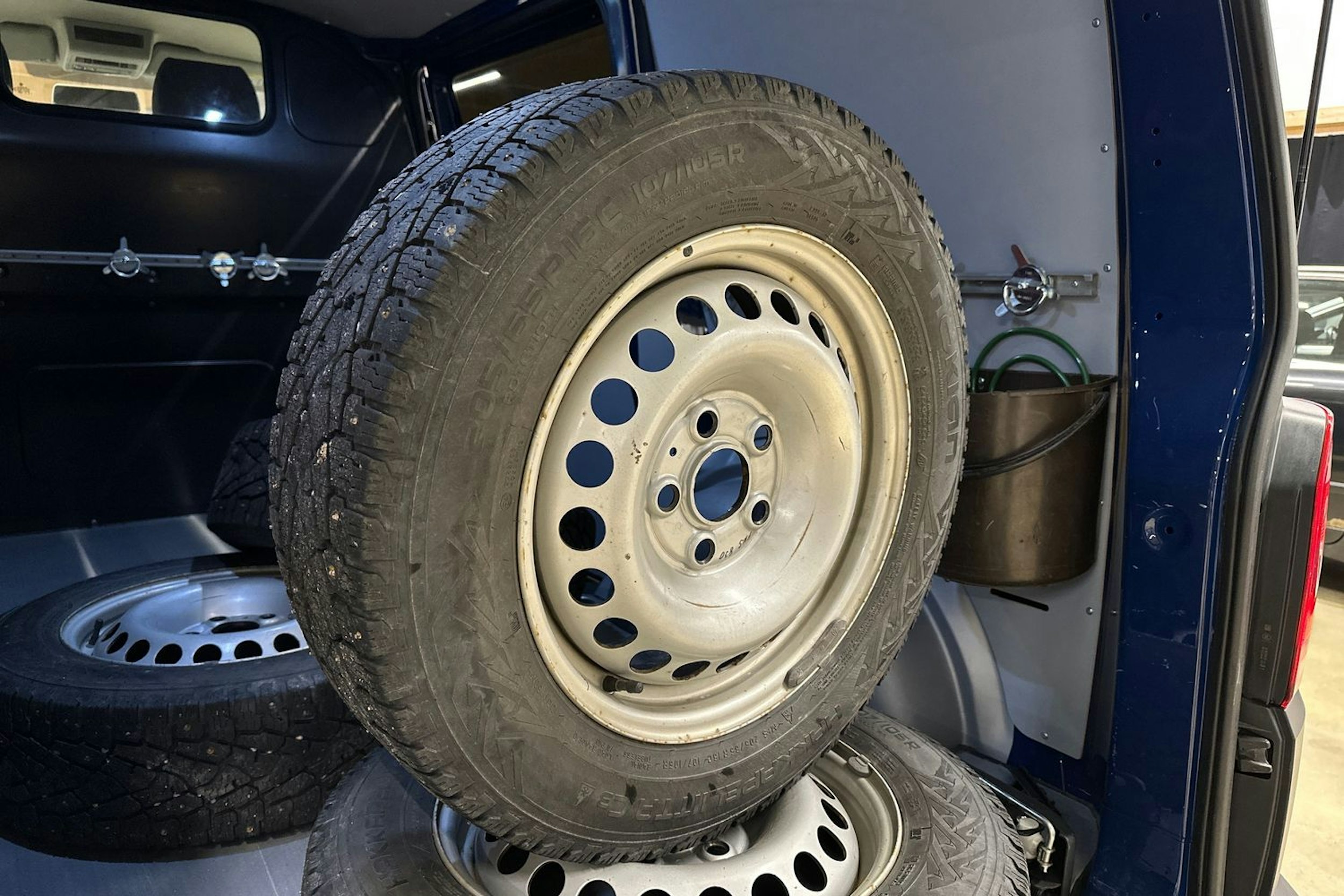 sininen Volkswagen Transporter 2019 kuva 35.