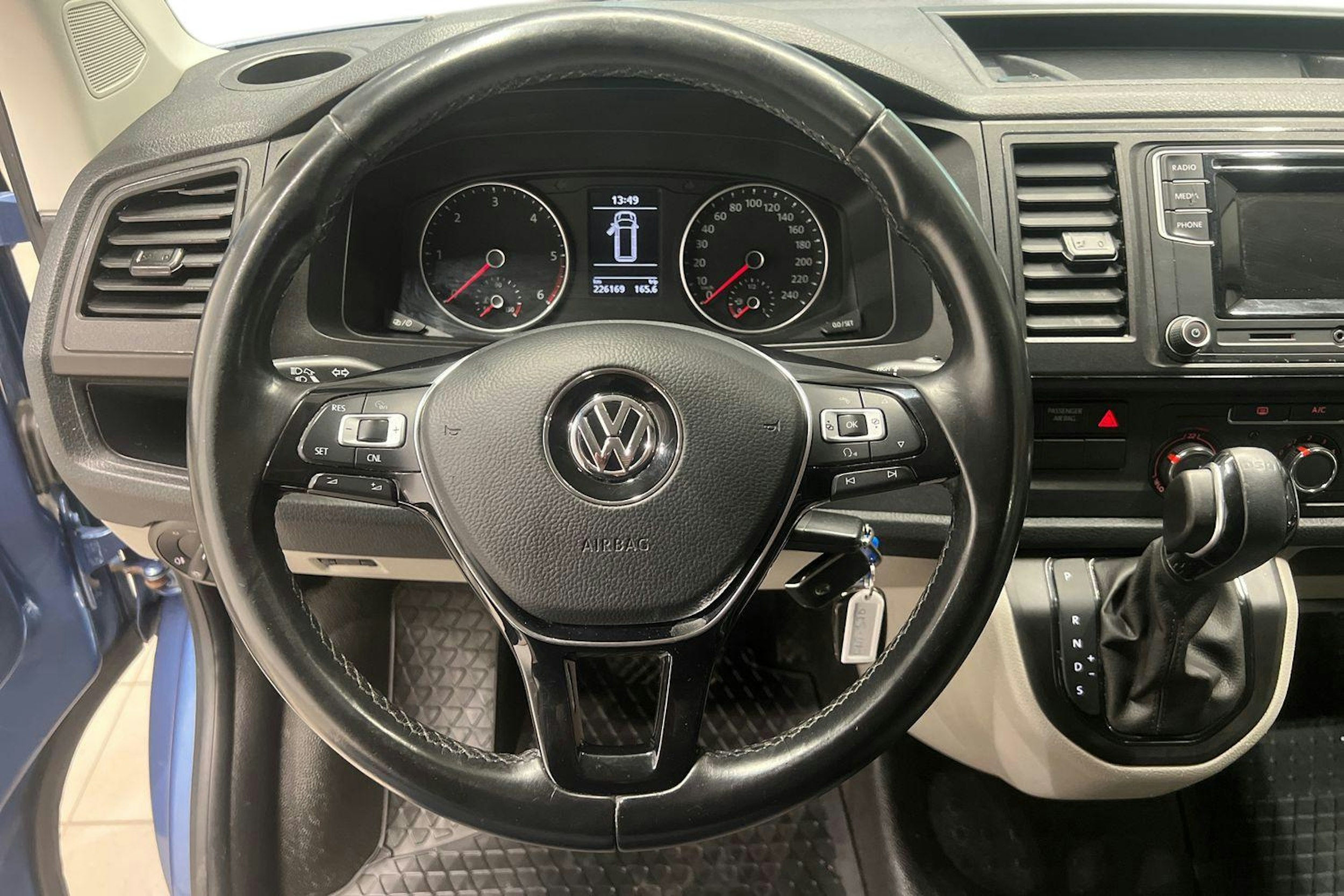 Sininen Volkswagen TRANSPORTER 2019 kuva 7.