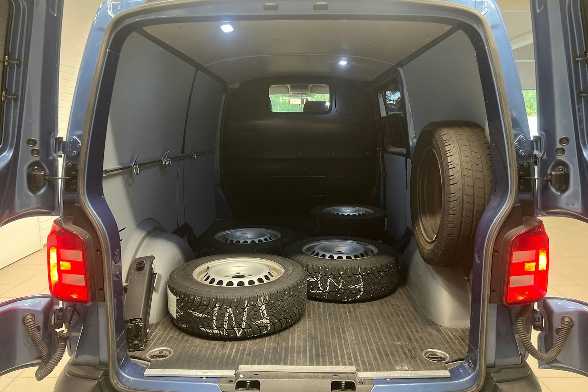 Sininen Volkswagen TRANSPORTER 2019 kuva 16.