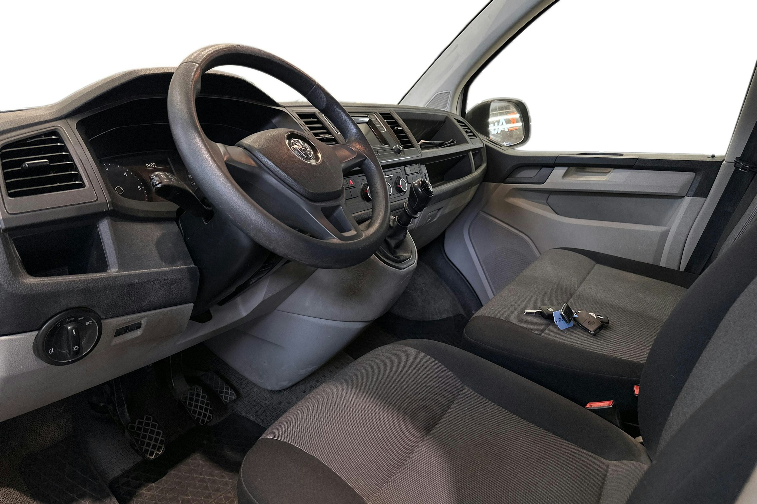 valkoinen Volkswagen Transporter 2019 kuva 3.