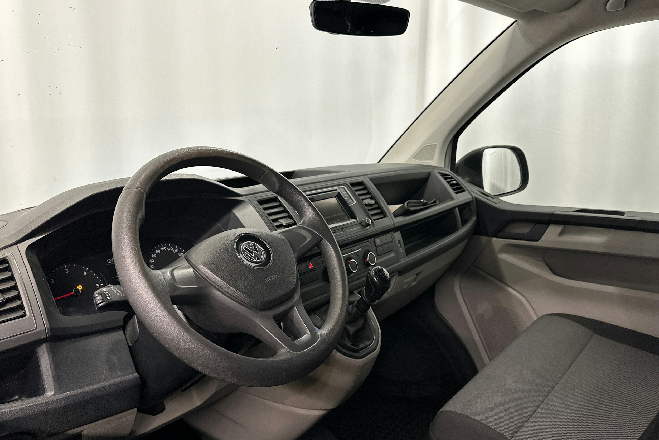 valkoinen Volkswagen Transporter 2019 kuva 6.