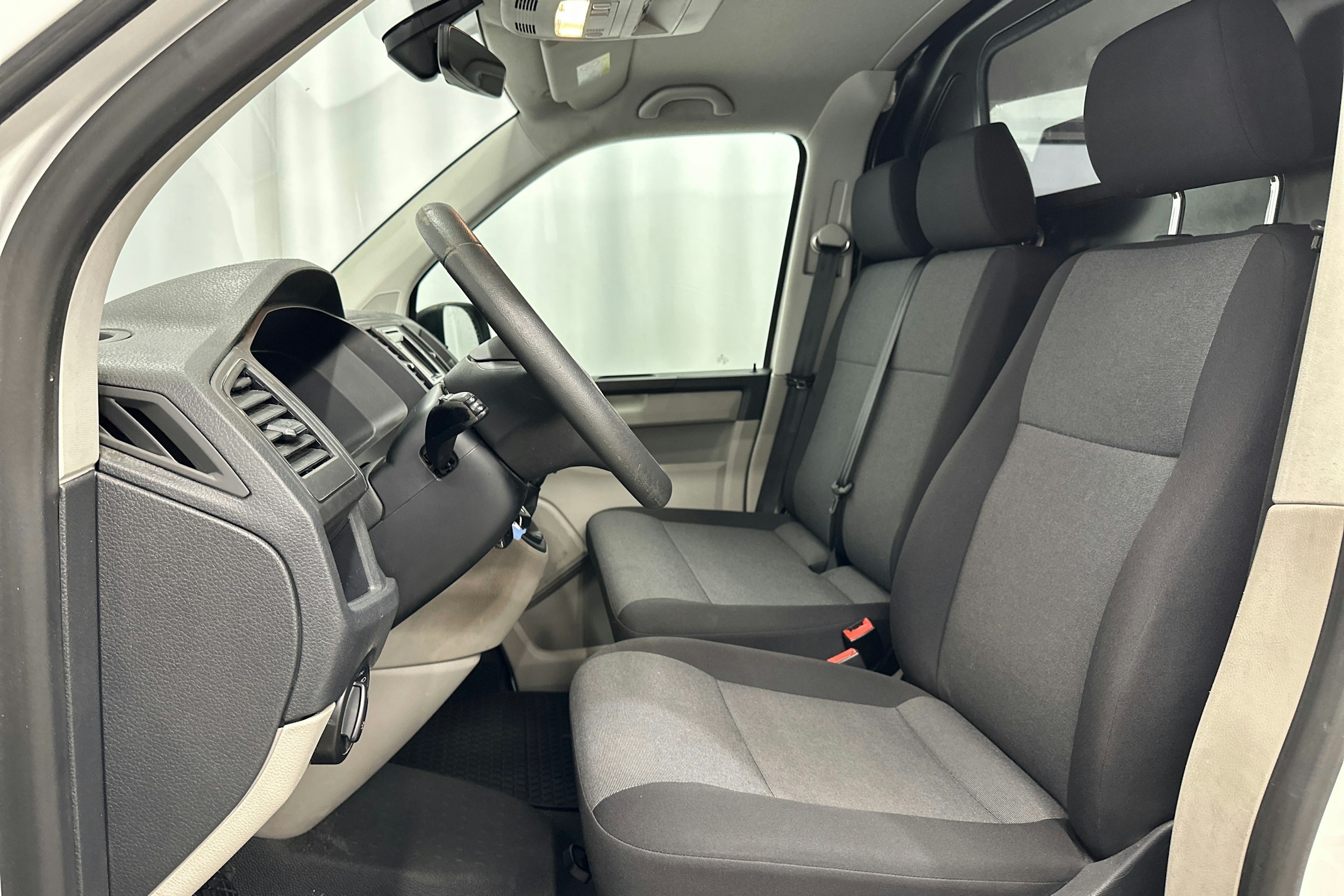 valkoinen Volkswagen Transporter 2019 kuva 7.