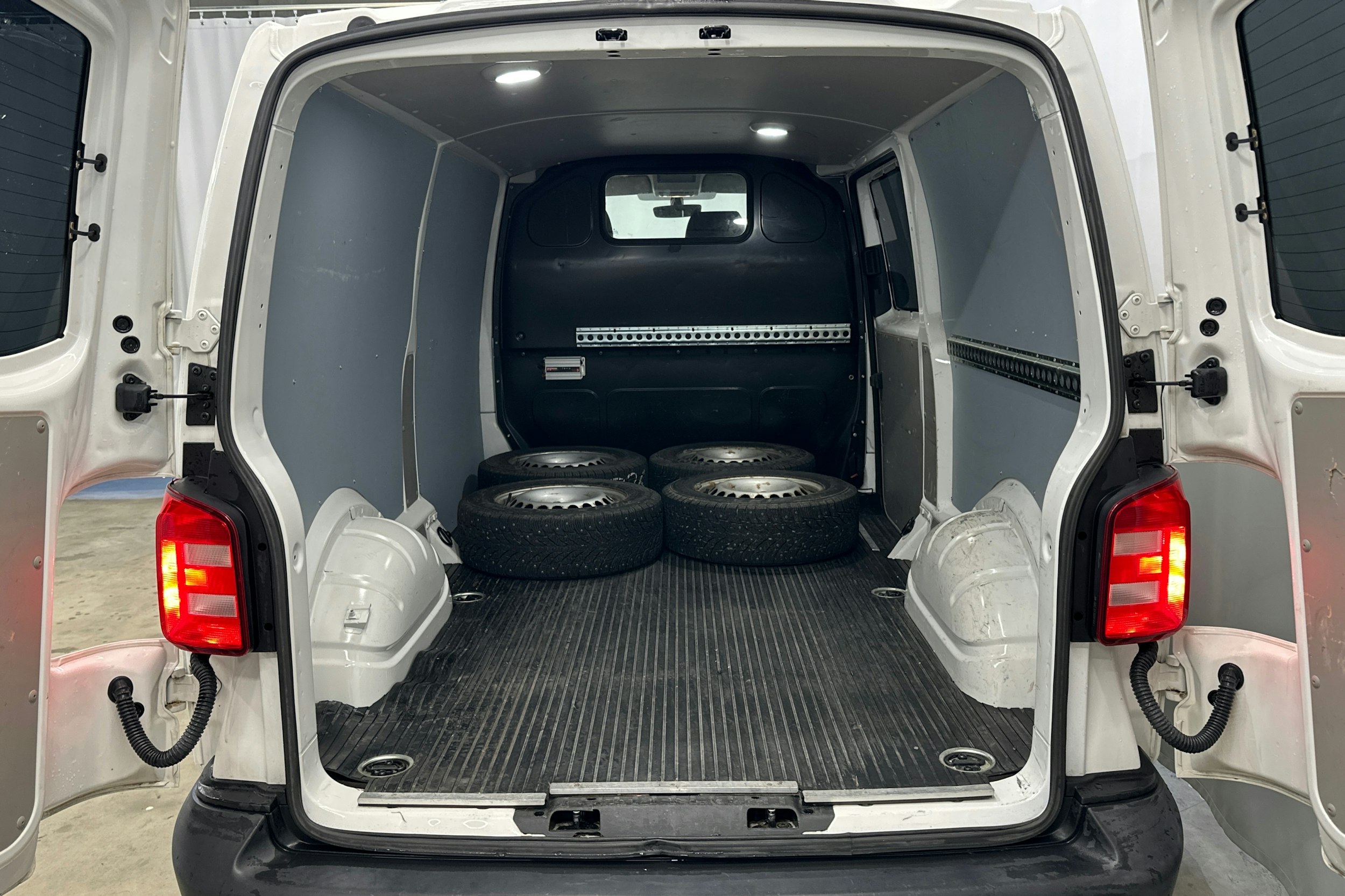 valkoinen Volkswagen Transporter 2019 kuva 8.