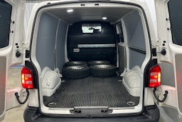 valkoinen Volkswagen Transporter 2019 kuva 8.