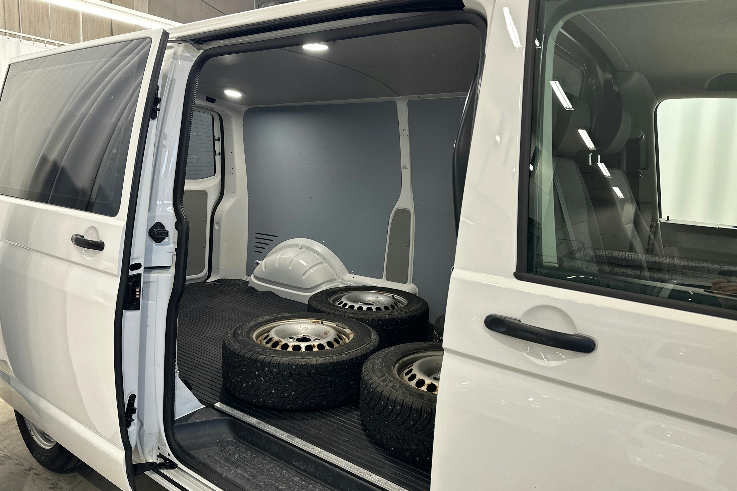 valkoinen Volkswagen Transporter 2019 kuva 9.
