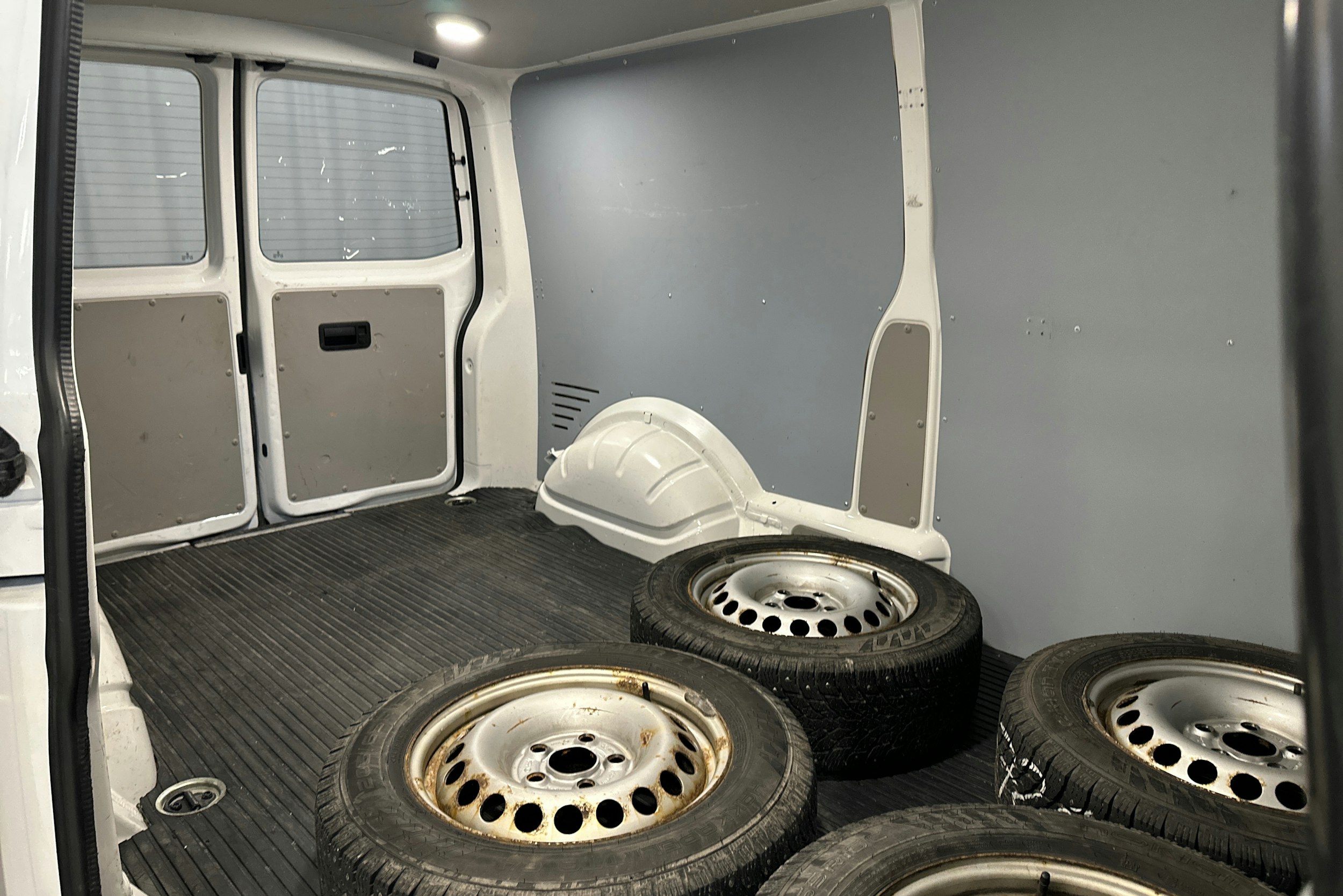 valkoinen Volkswagen Transporter 2019 kuva 10.