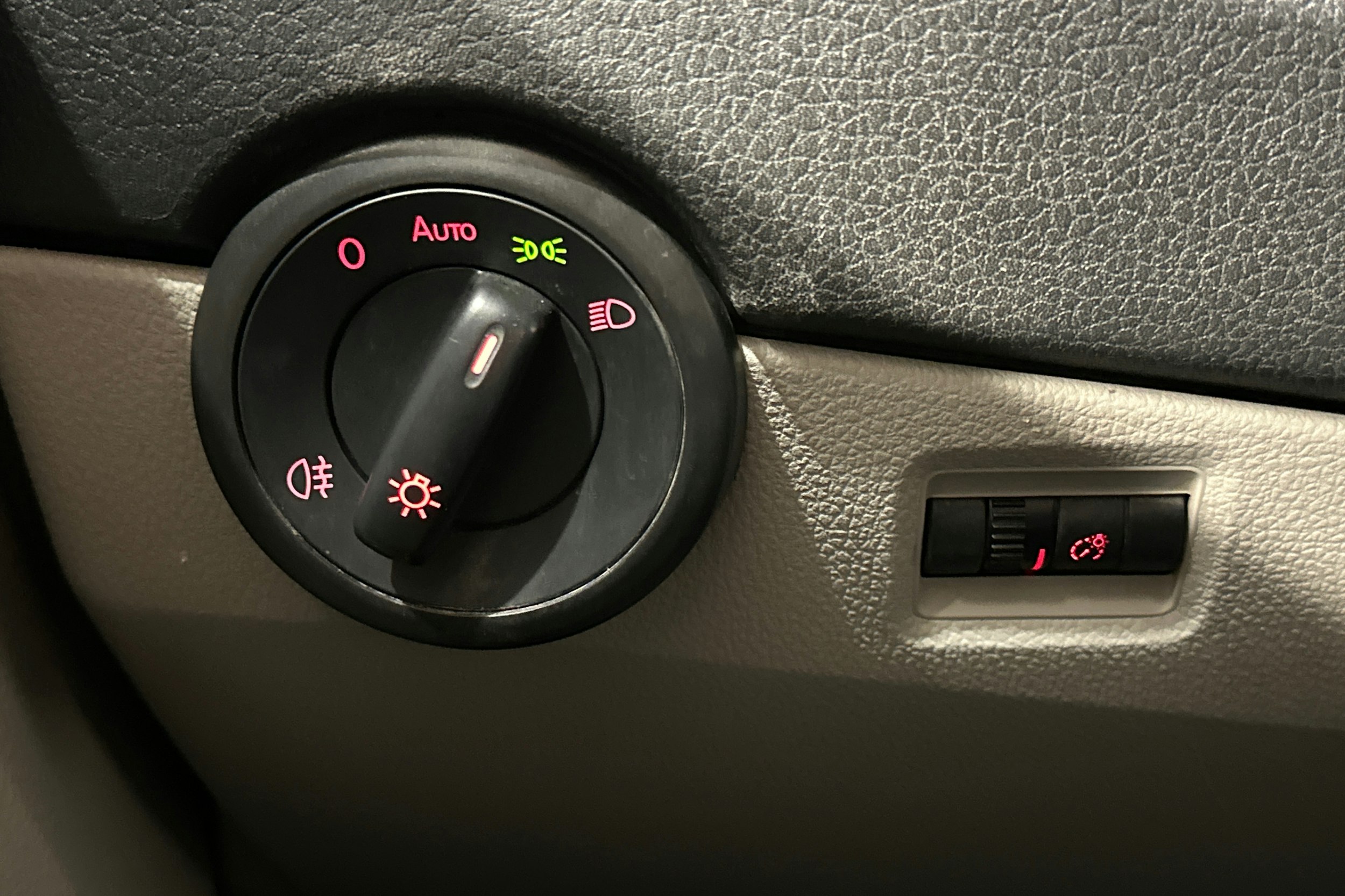 valkoinen Volkswagen Transporter 2019 kuva 12.