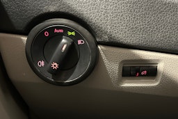 valkoinen Volkswagen Transporter 2019 kuva 12.