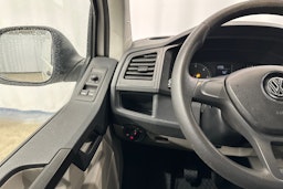 valkoinen Volkswagen Transporter 2019 kuva 13.
