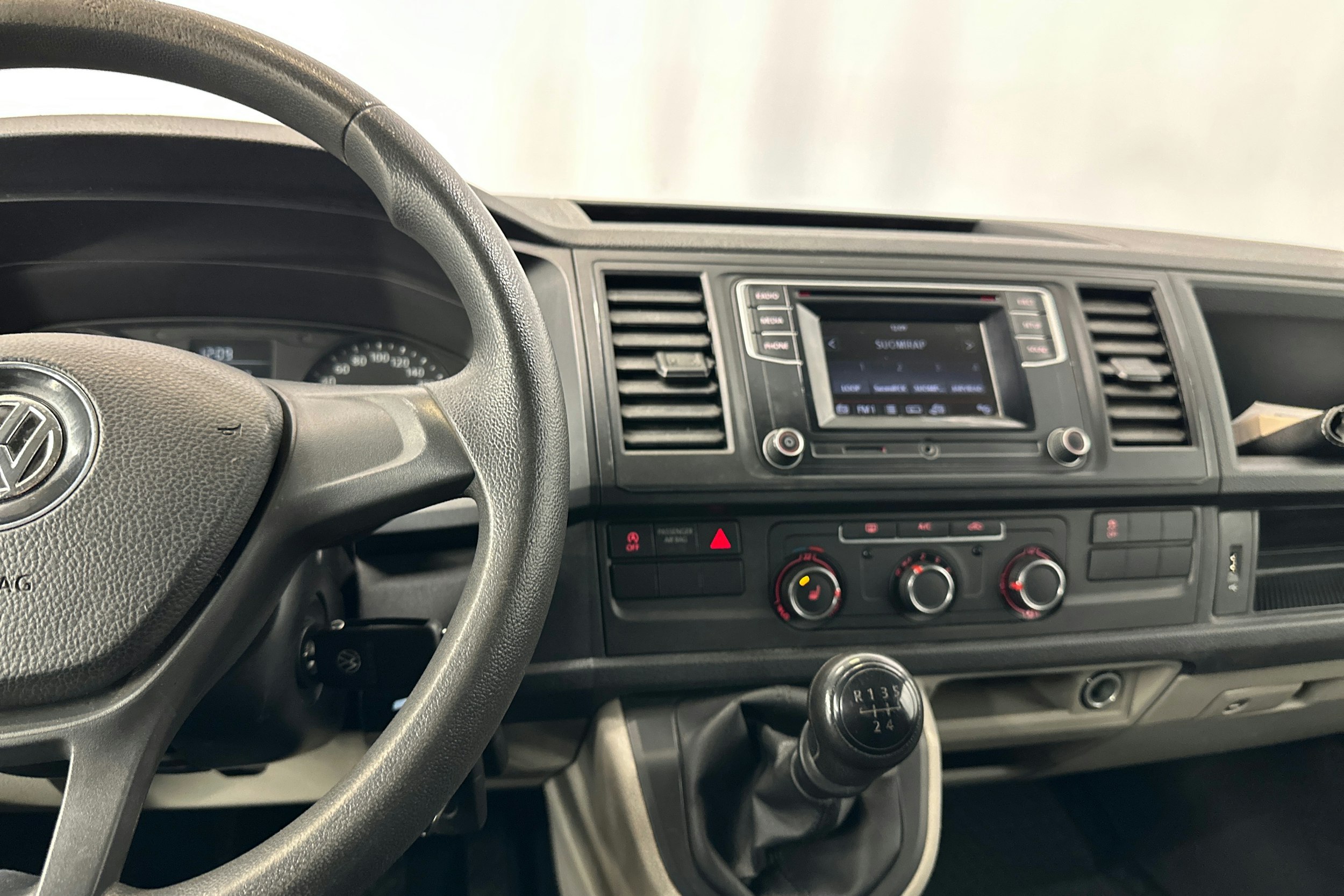 valkoinen Volkswagen Transporter 2019 kuva 14.