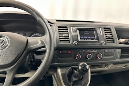 valkoinen Volkswagen Transporter 2019 kuva 14.