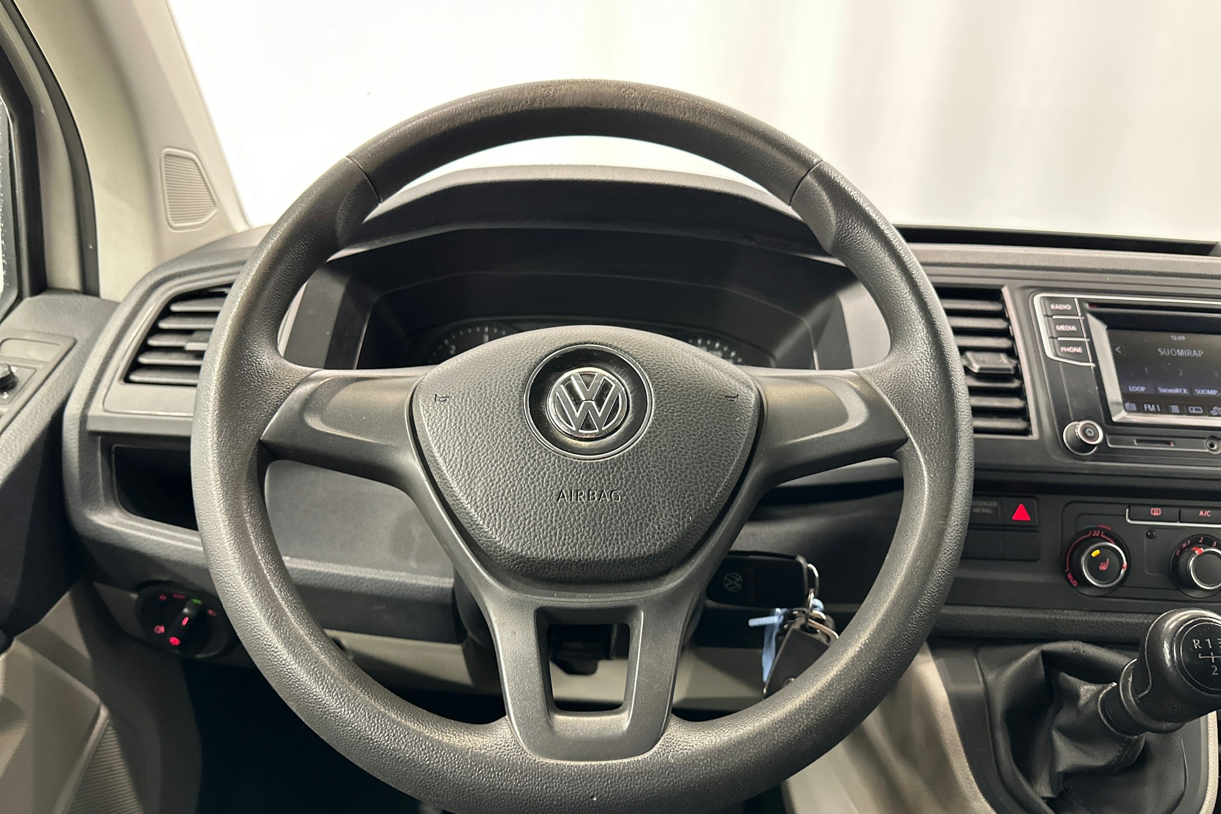 valkoinen Volkswagen Transporter 2019 kuva 15.