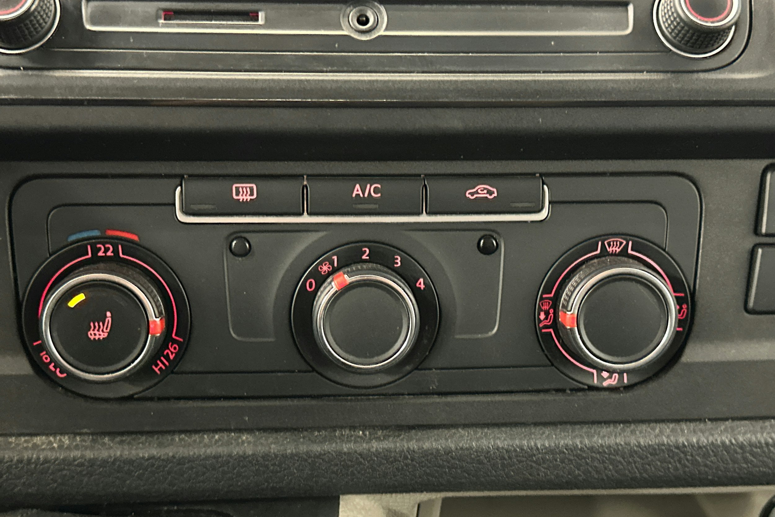 valkoinen Volkswagen Transporter 2019 kuva 18.