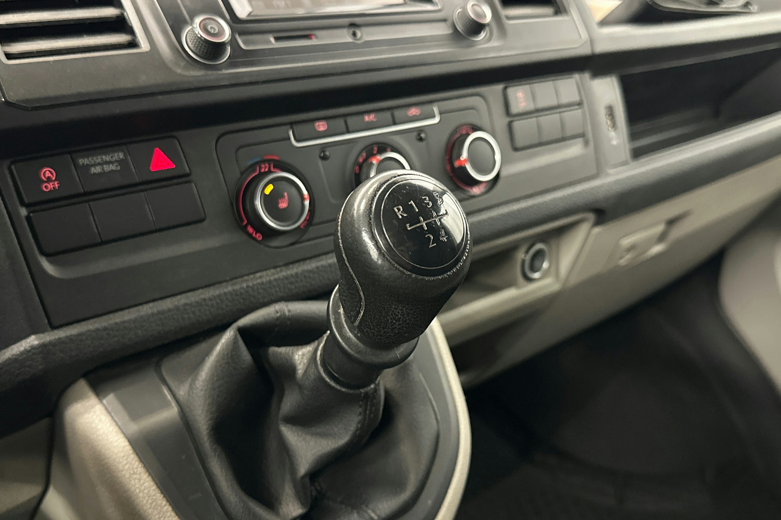 valkoinen Volkswagen Transporter 2019 kuva 19.