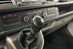 valkoinen Volkswagen Transporter 2019 kuva 19.