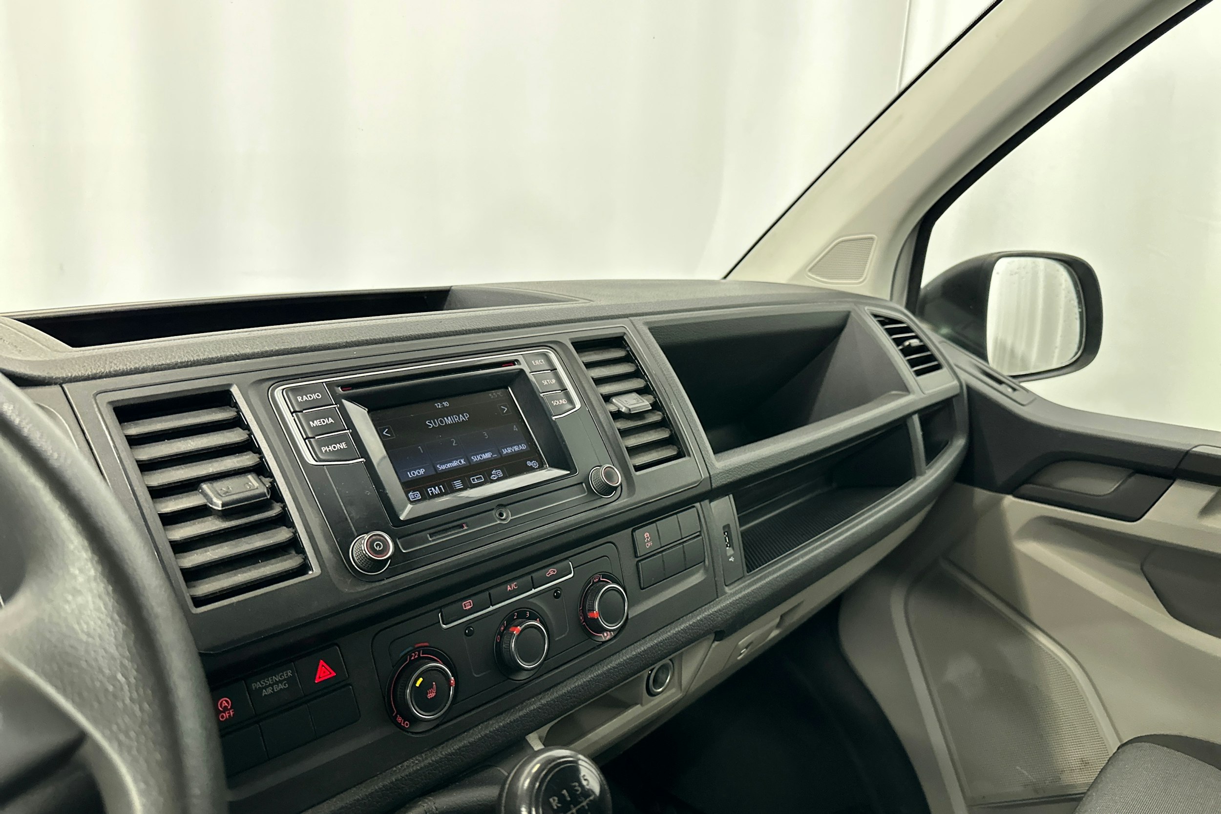 valkoinen Volkswagen Transporter 2019 kuva 20.