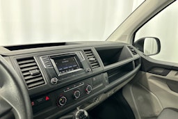 valkoinen Volkswagen Transporter 2019 kuva 20.