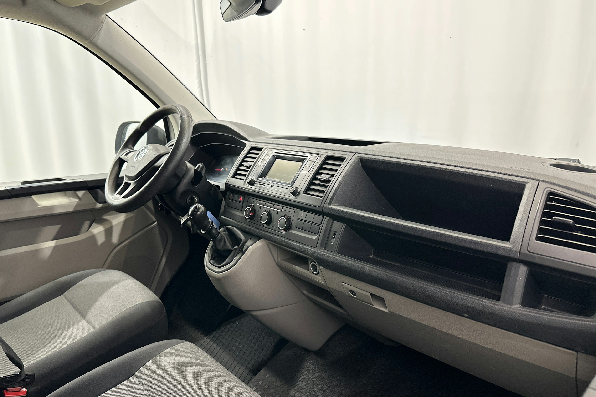 valkoinen Volkswagen Transporter 2019 kuva 21.