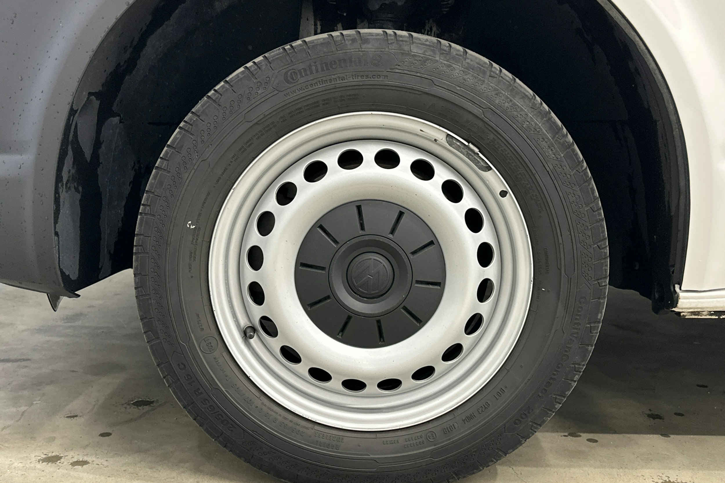 valkoinen Volkswagen Transporter 2019 kuva 24.