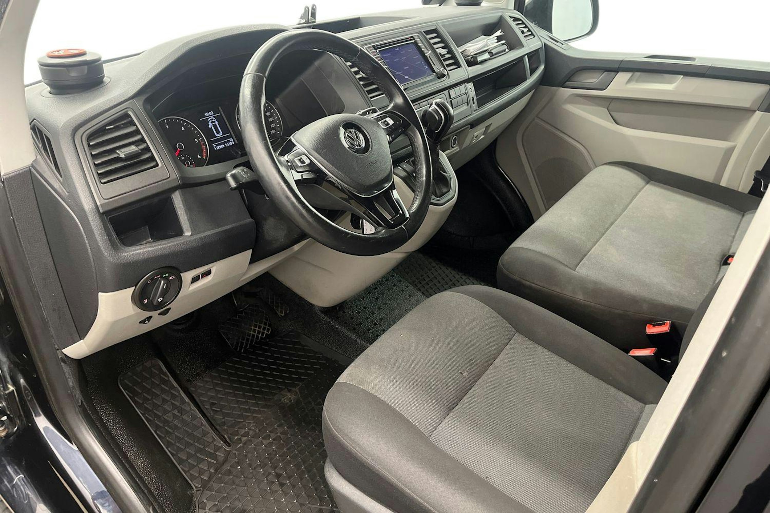 Musta Volkswagen Transporter 2019 kuva 7.