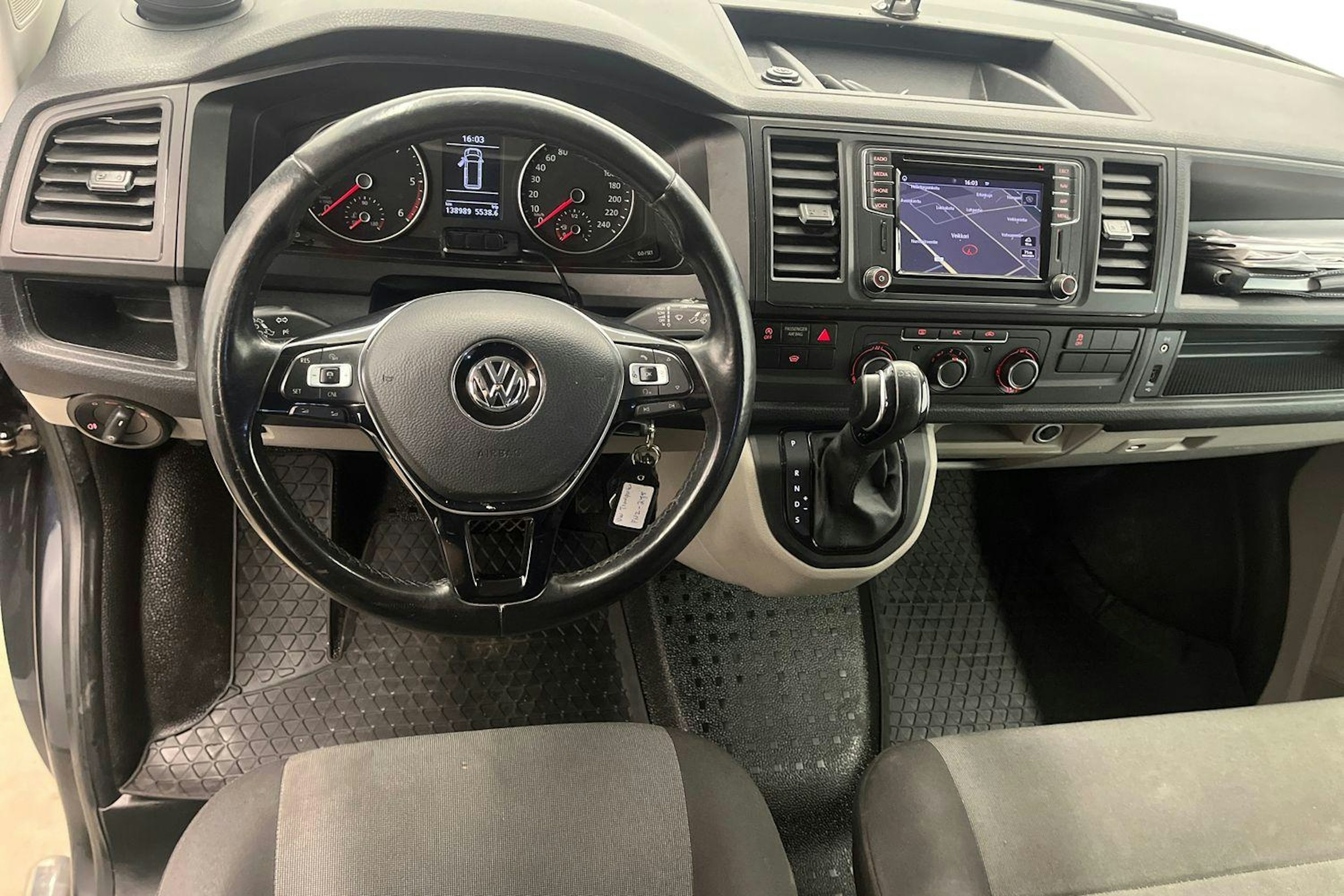Musta Volkswagen Transporter 2019 kuva 9.