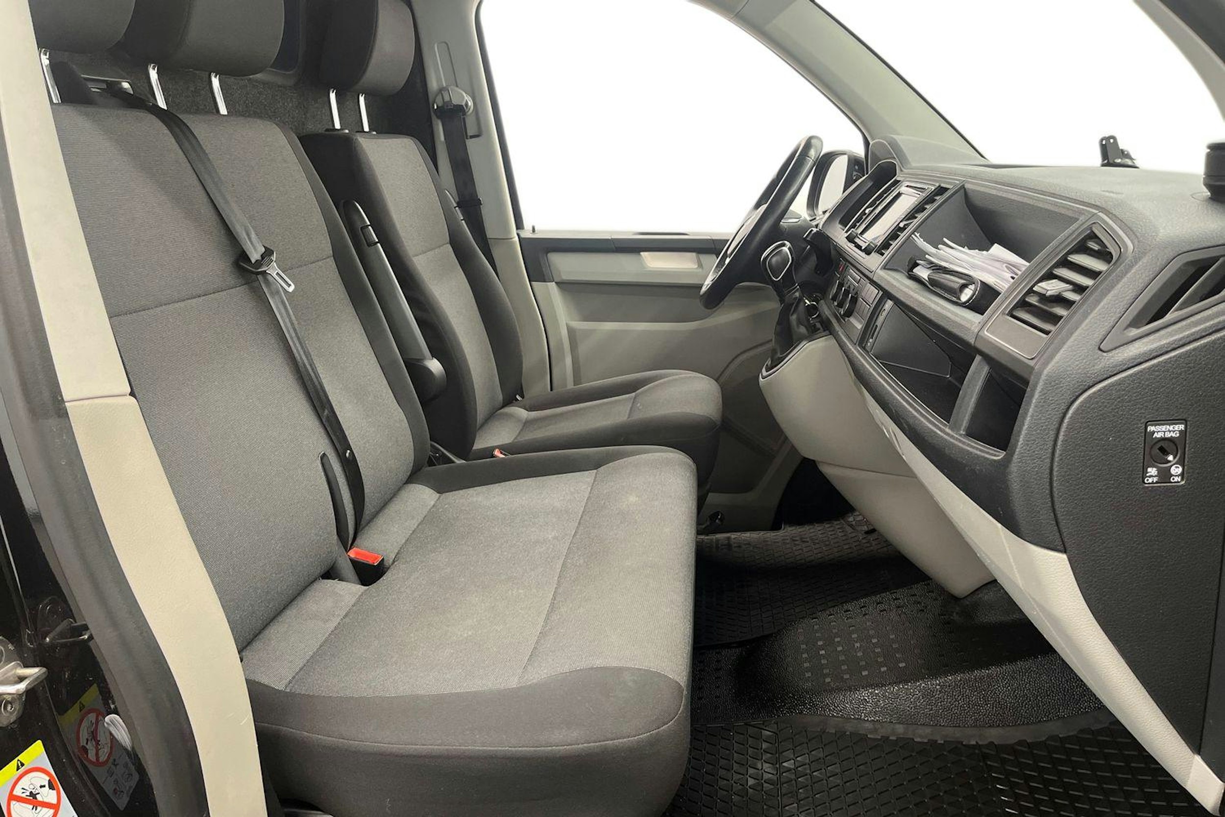Musta Volkswagen Transporter 2019 kuva 10.
