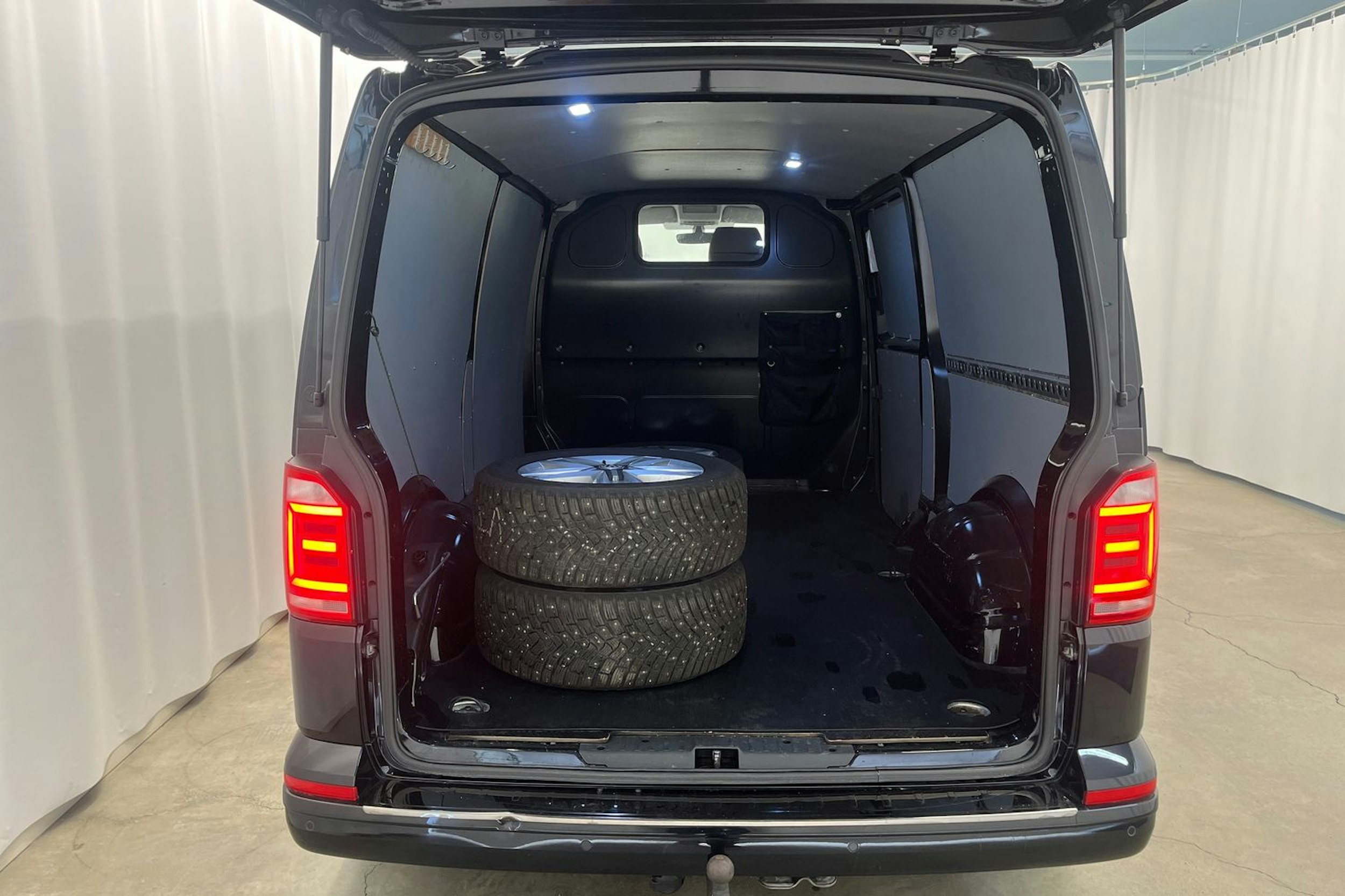 Musta Volkswagen Transporter 2019 kuva 14.