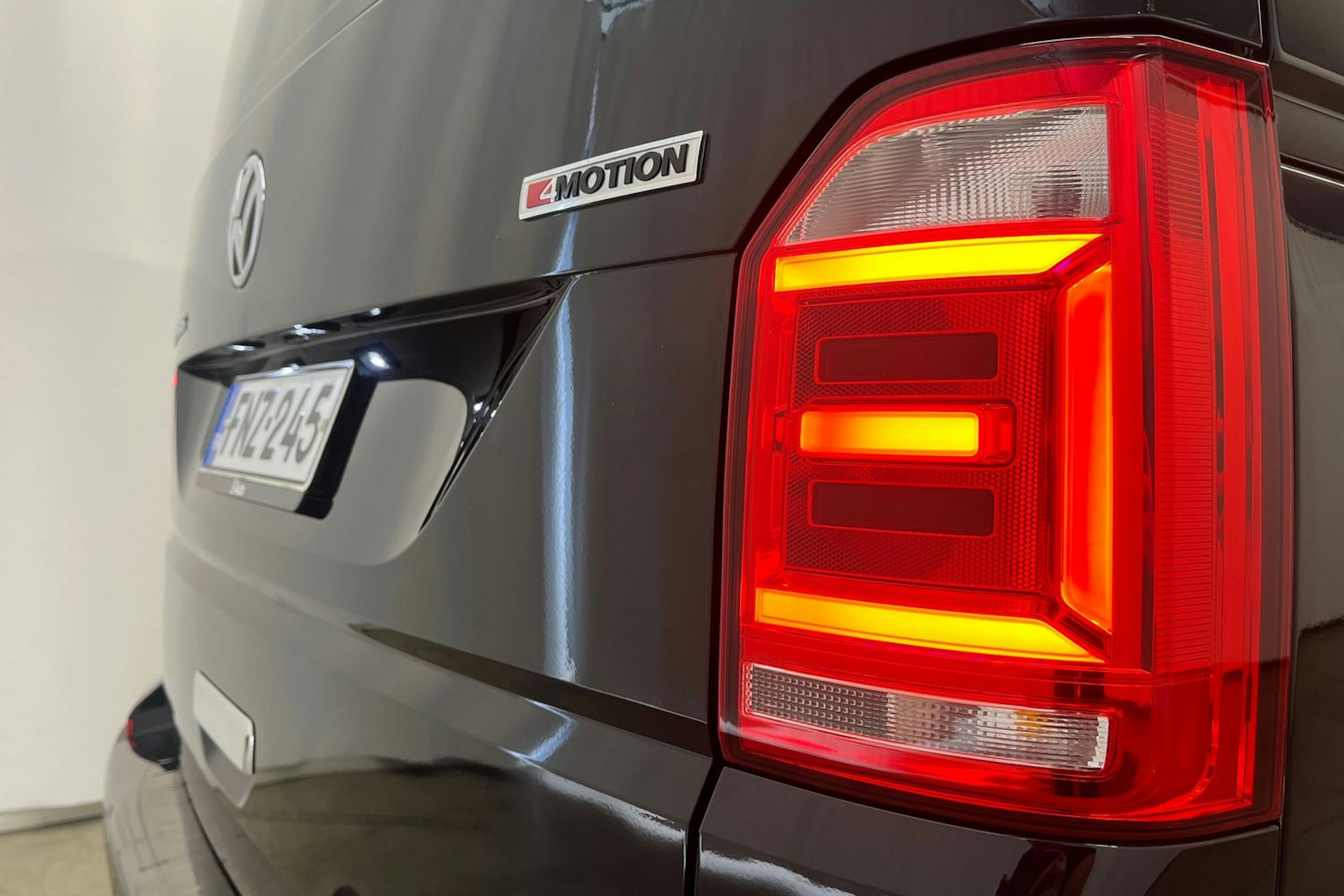 Musta Volkswagen Transporter 2019 kuva 17.