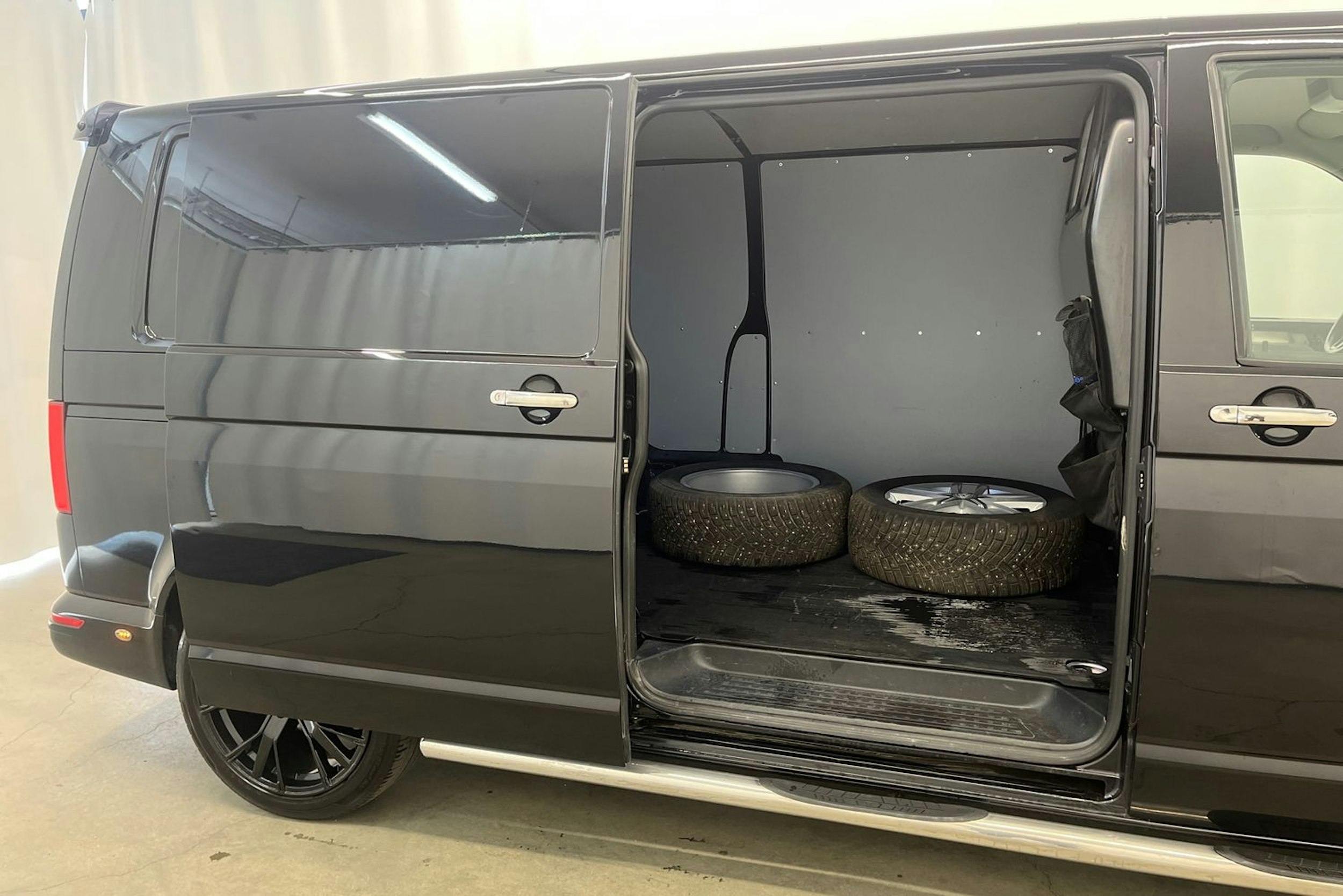Musta Volkswagen Transporter 2019 kuva 18.