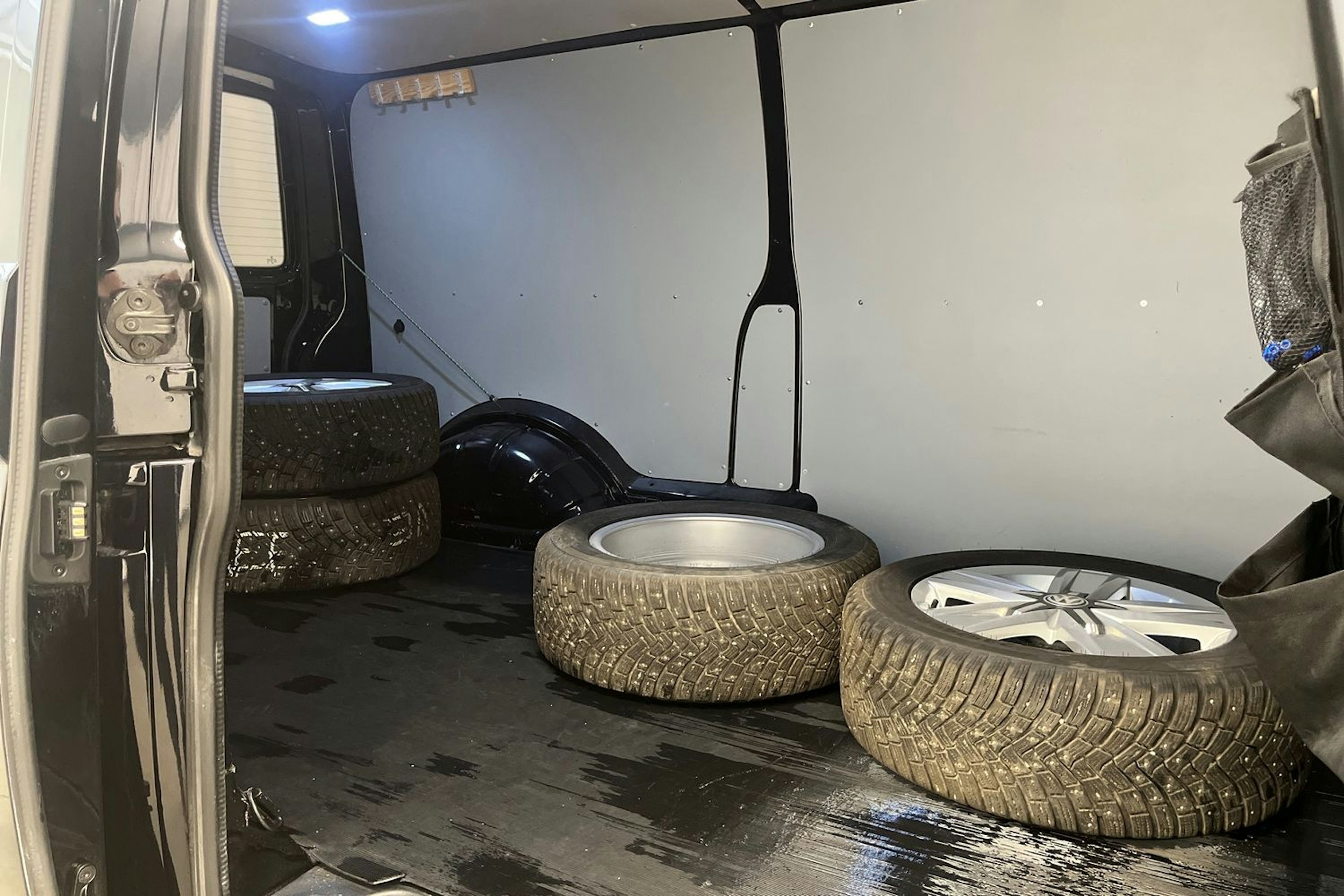 Musta Volkswagen Transporter 2019 kuva 19.