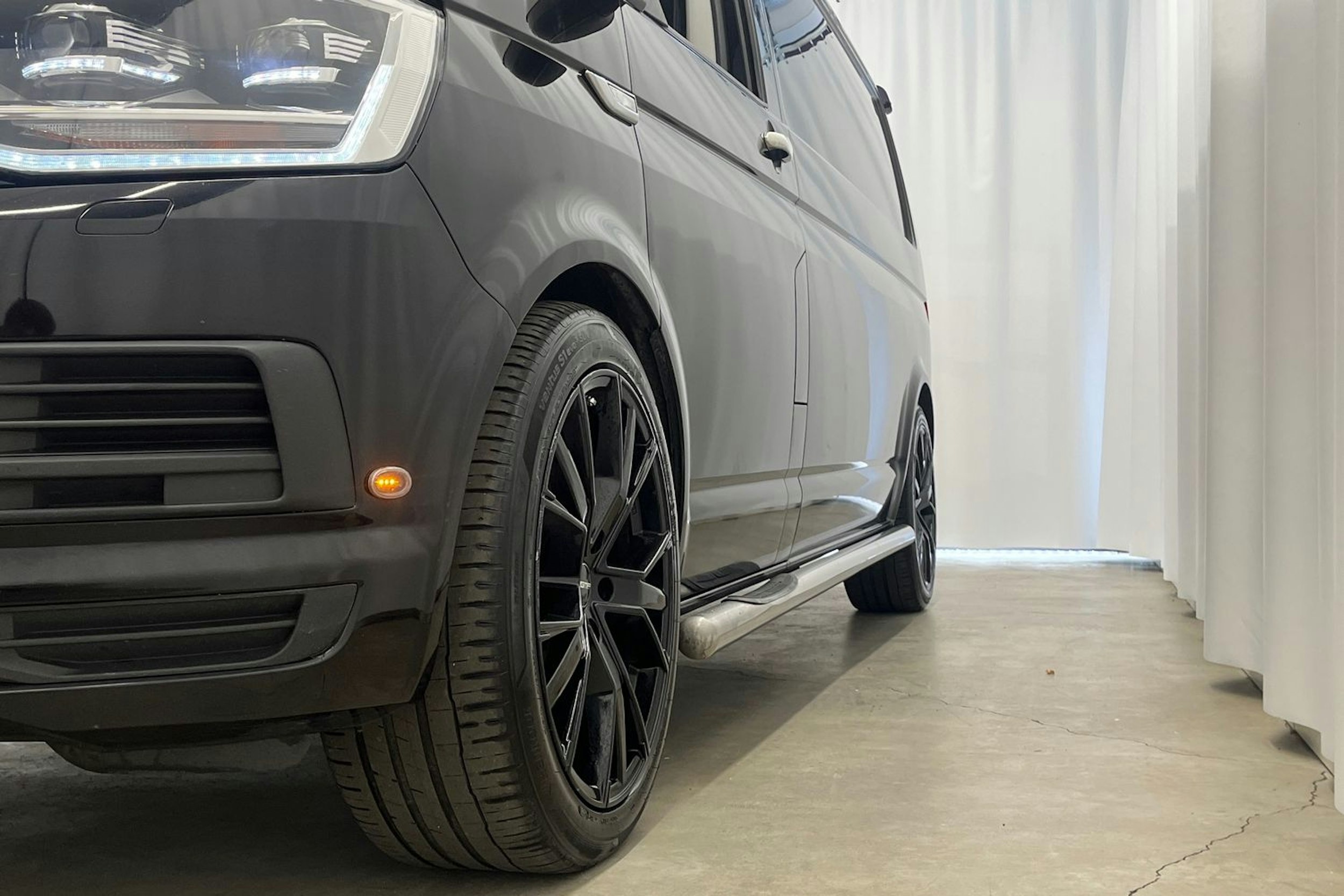 Musta Volkswagen Transporter 2019 kuva 22.