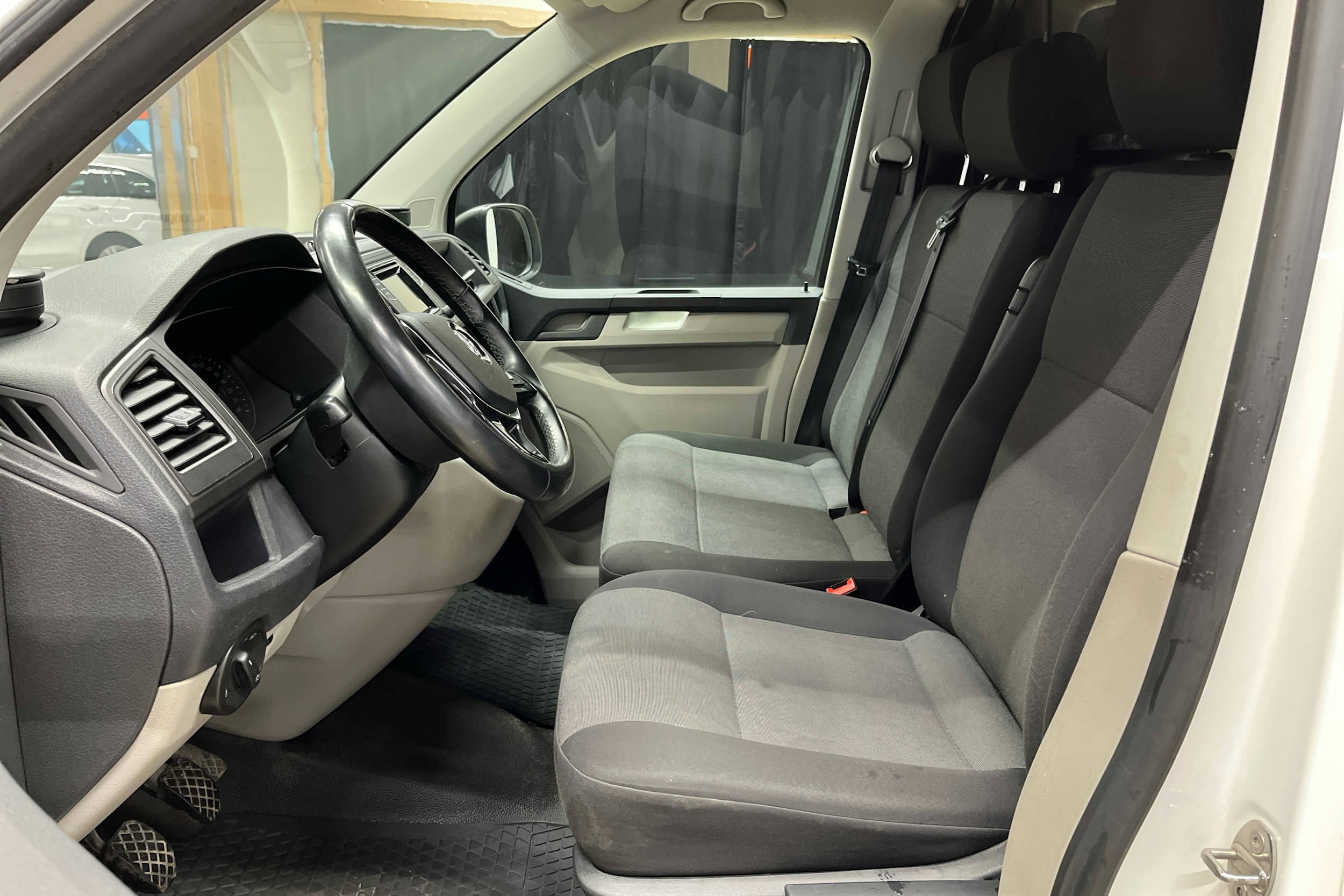 valkoinen Volkswagen Transporter 2019 kuva 6.