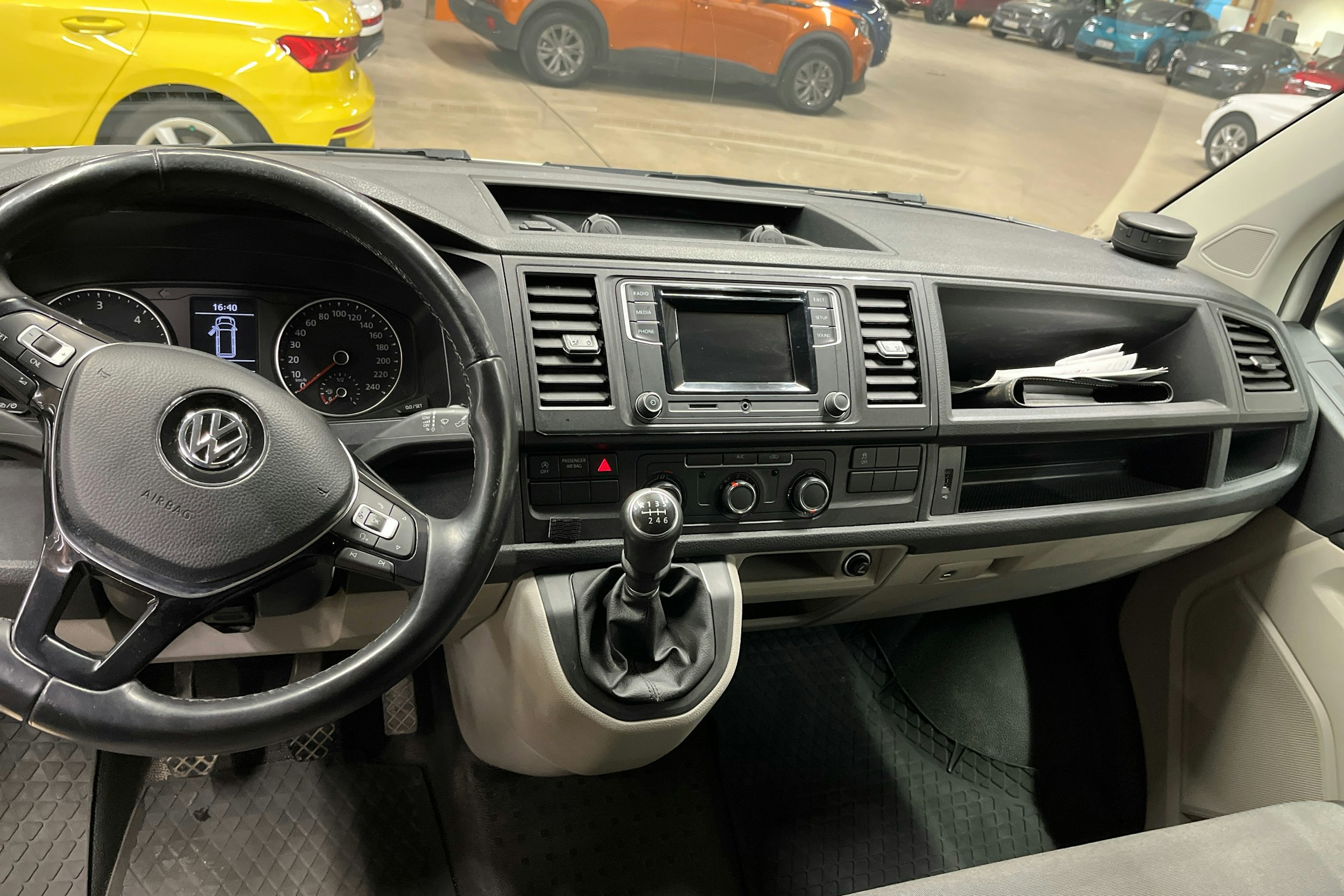 valkoinen Volkswagen Transporter 2019 kuva 7.