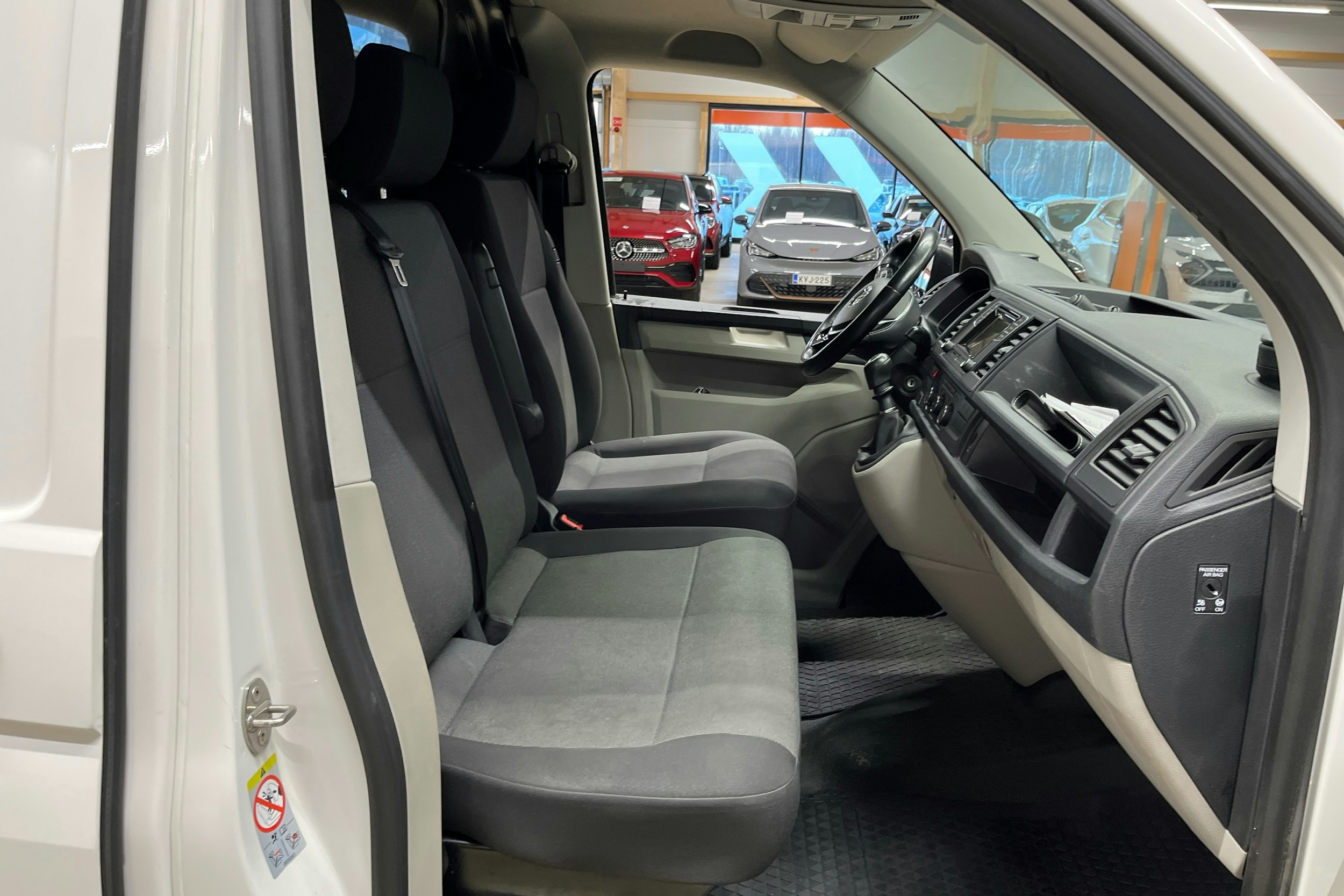 valkoinen Volkswagen Transporter 2019 kuva 8.