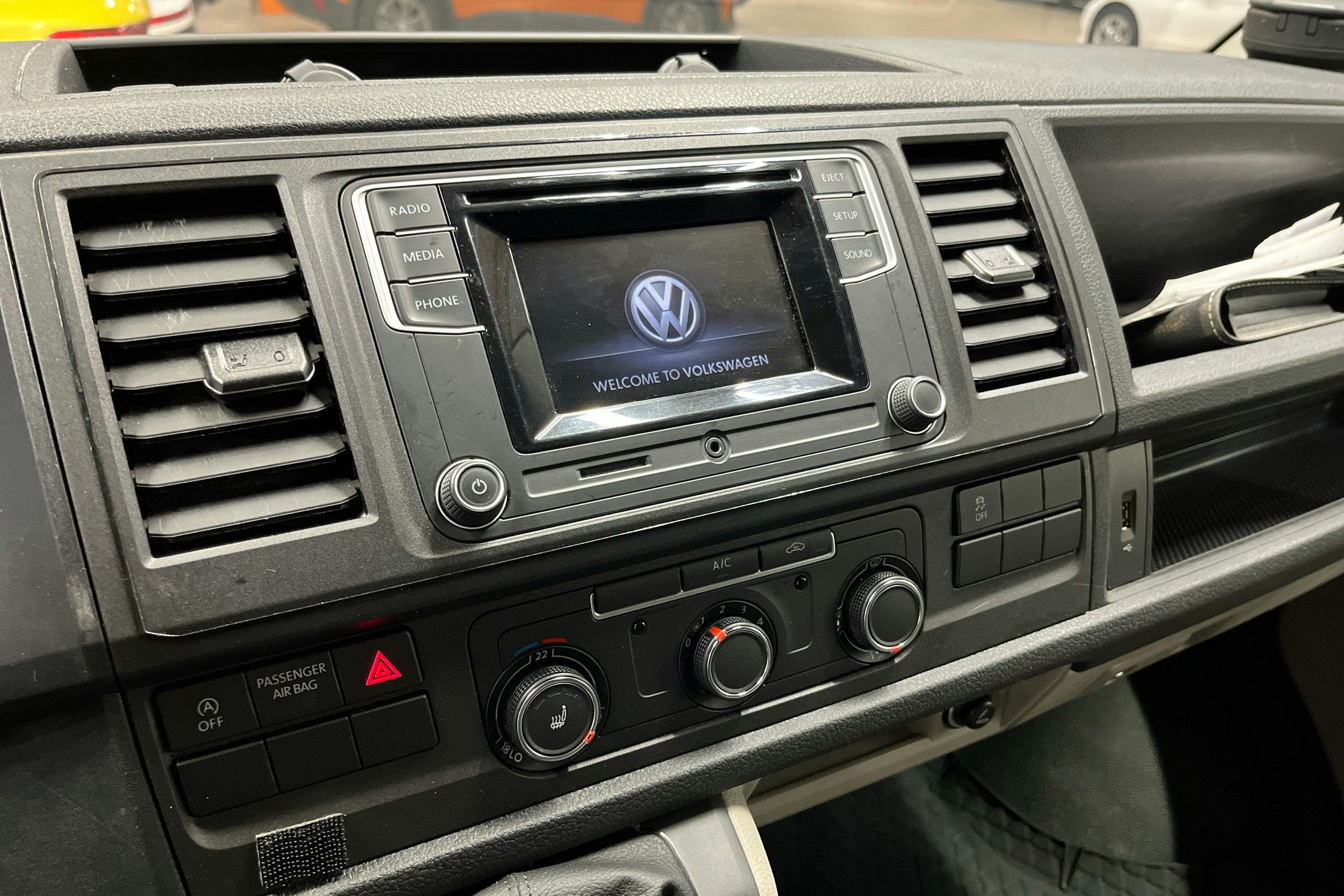 valkoinen Volkswagen Transporter 2019 kuva 14.