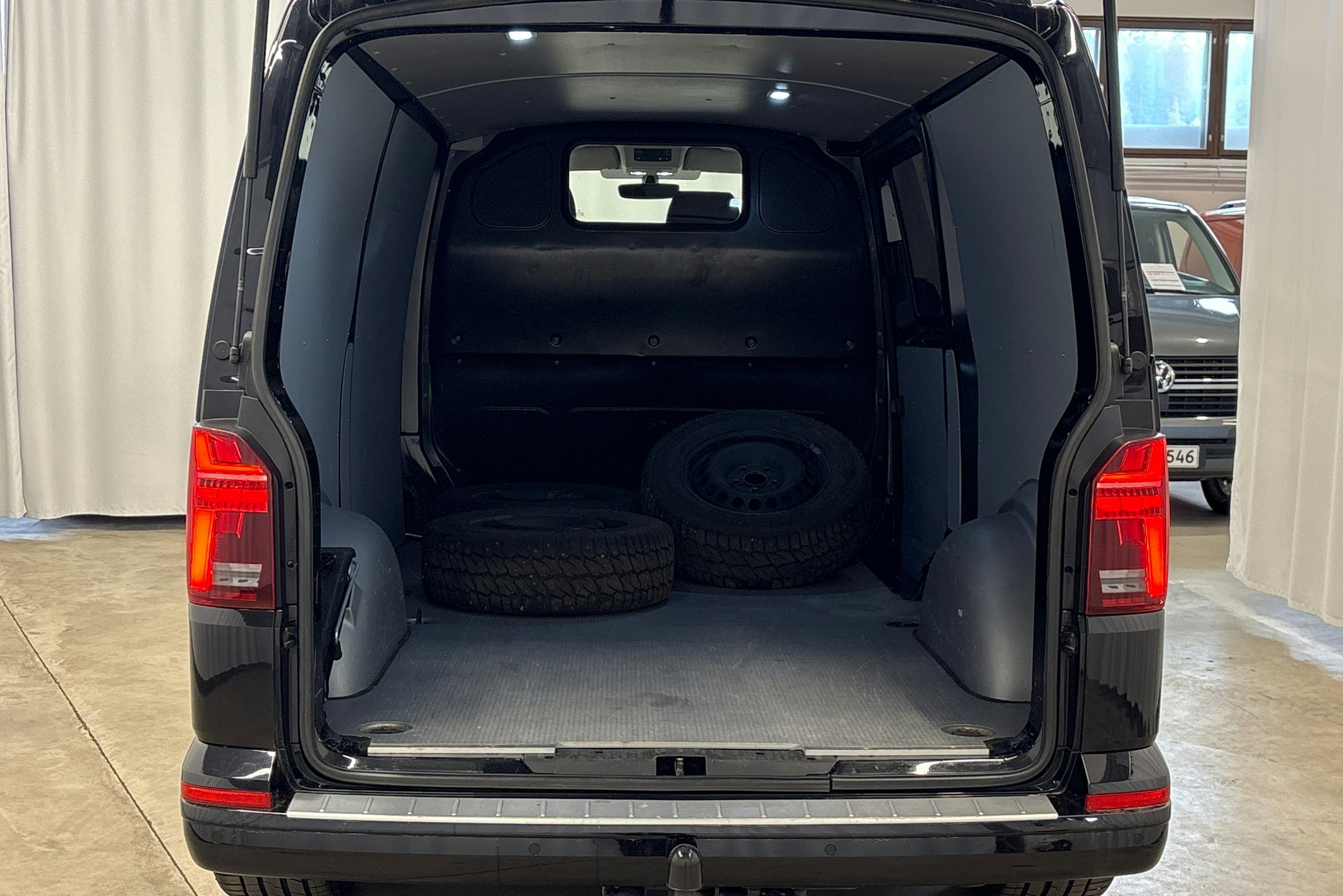 musta Volkswagen Transporter 2020 kuva 10.