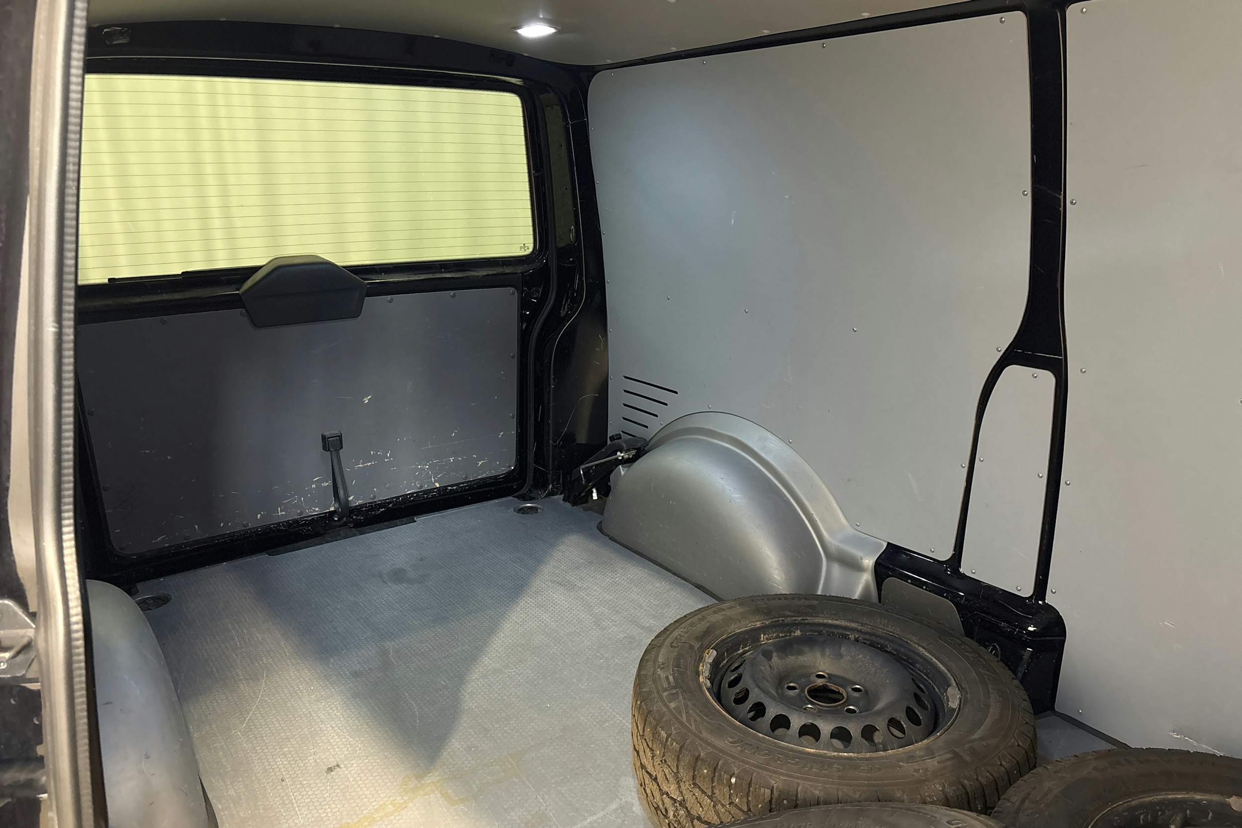 musta Volkswagen Transporter 2020 kuva 11.